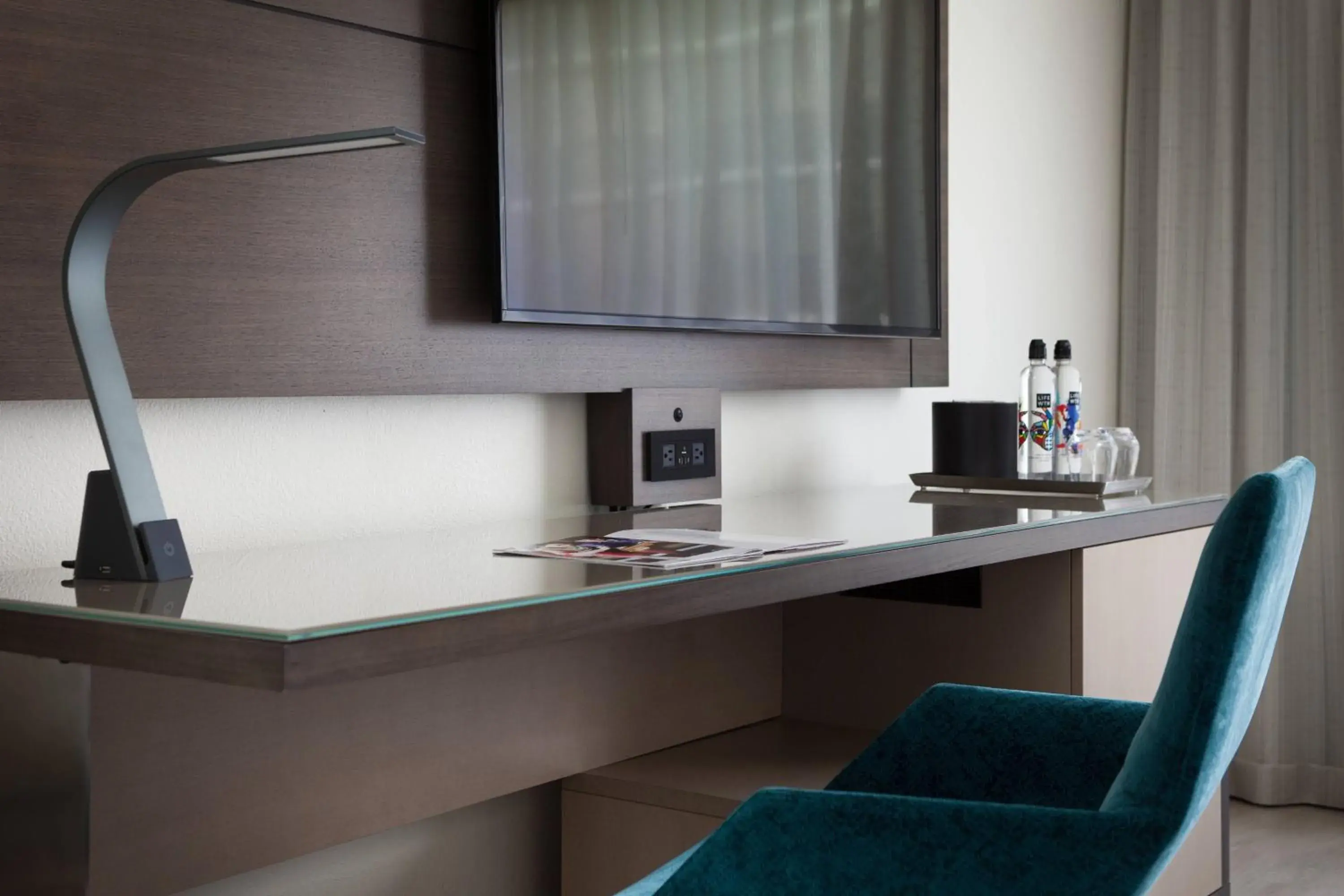 Guest Room King Bed with Club Access in Miami Airport Marriott Guest Room King Bed with Club Access in Miami Airport Marriott