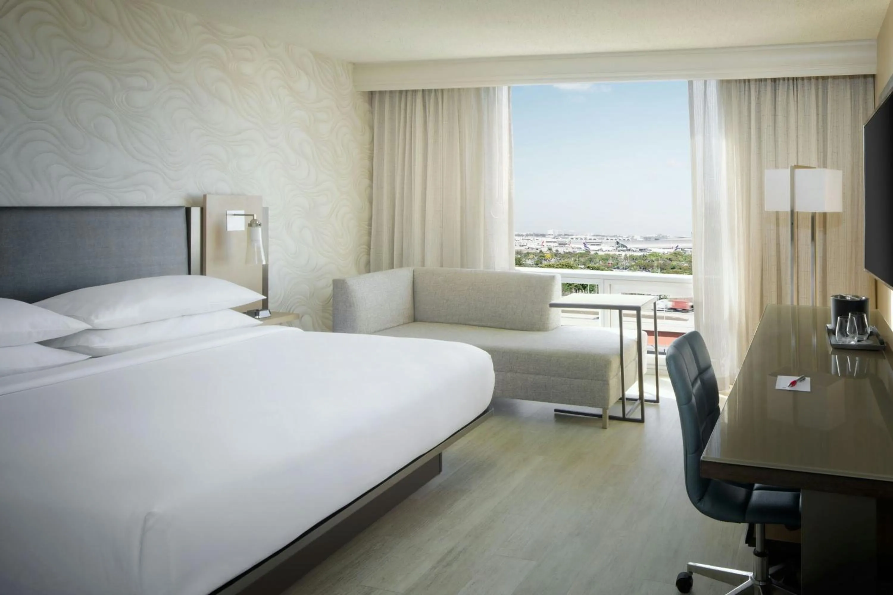 Photo of the whole room, Bed in Miami Airport Marriott