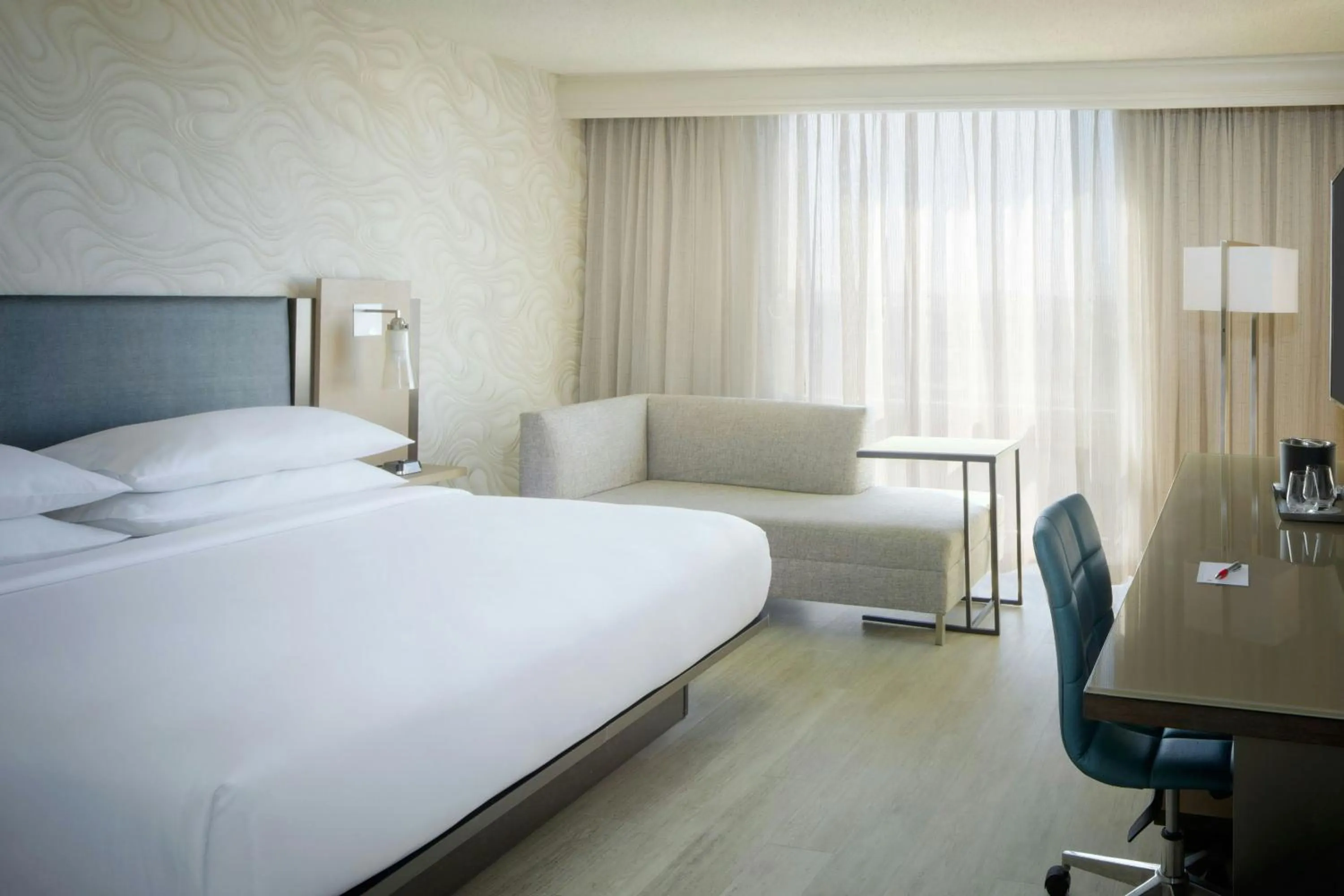 Photo of the whole room, Bed in Miami Airport Marriott