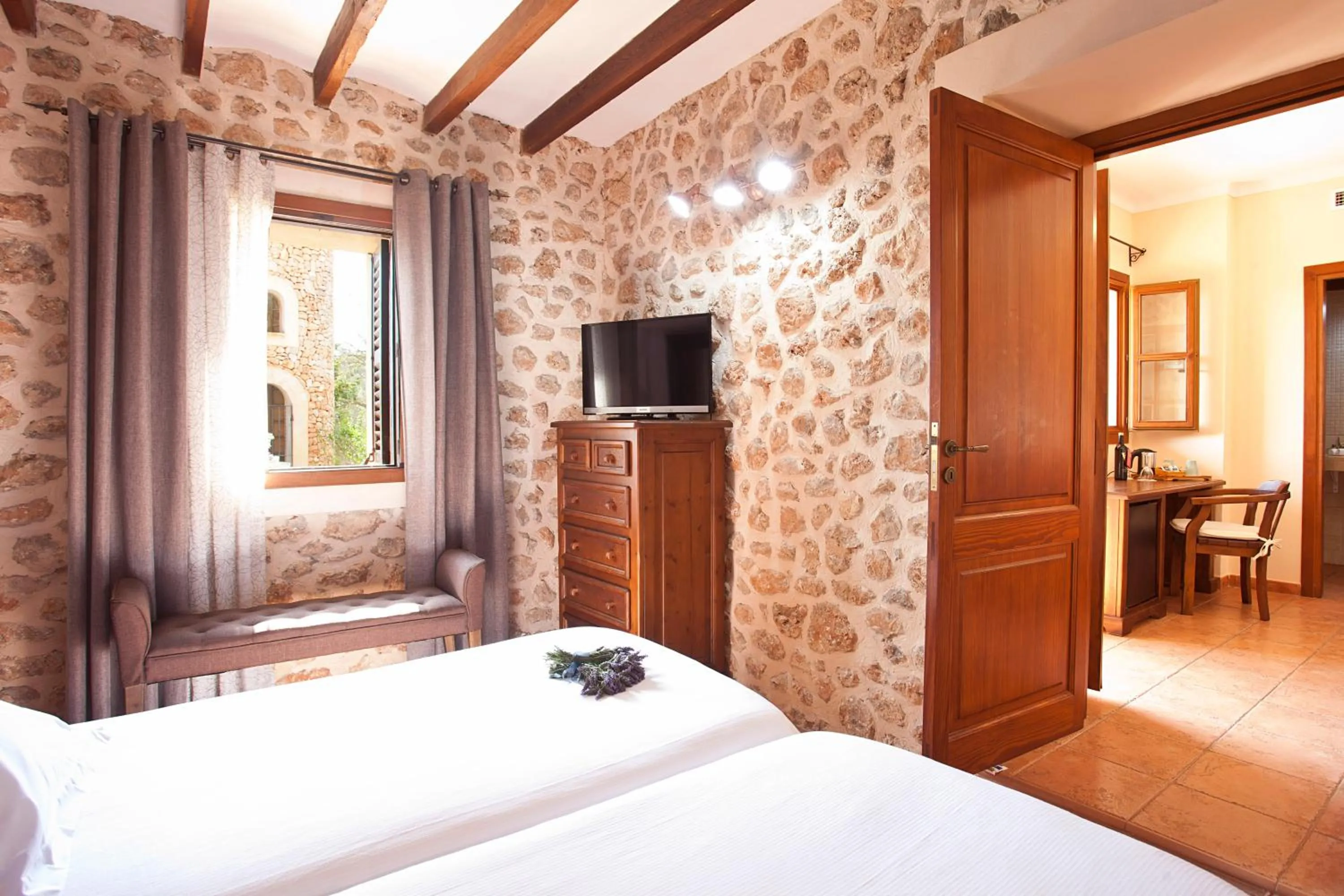 Photo of the whole room, Bed in Agroturismo Es Quatre Cantons