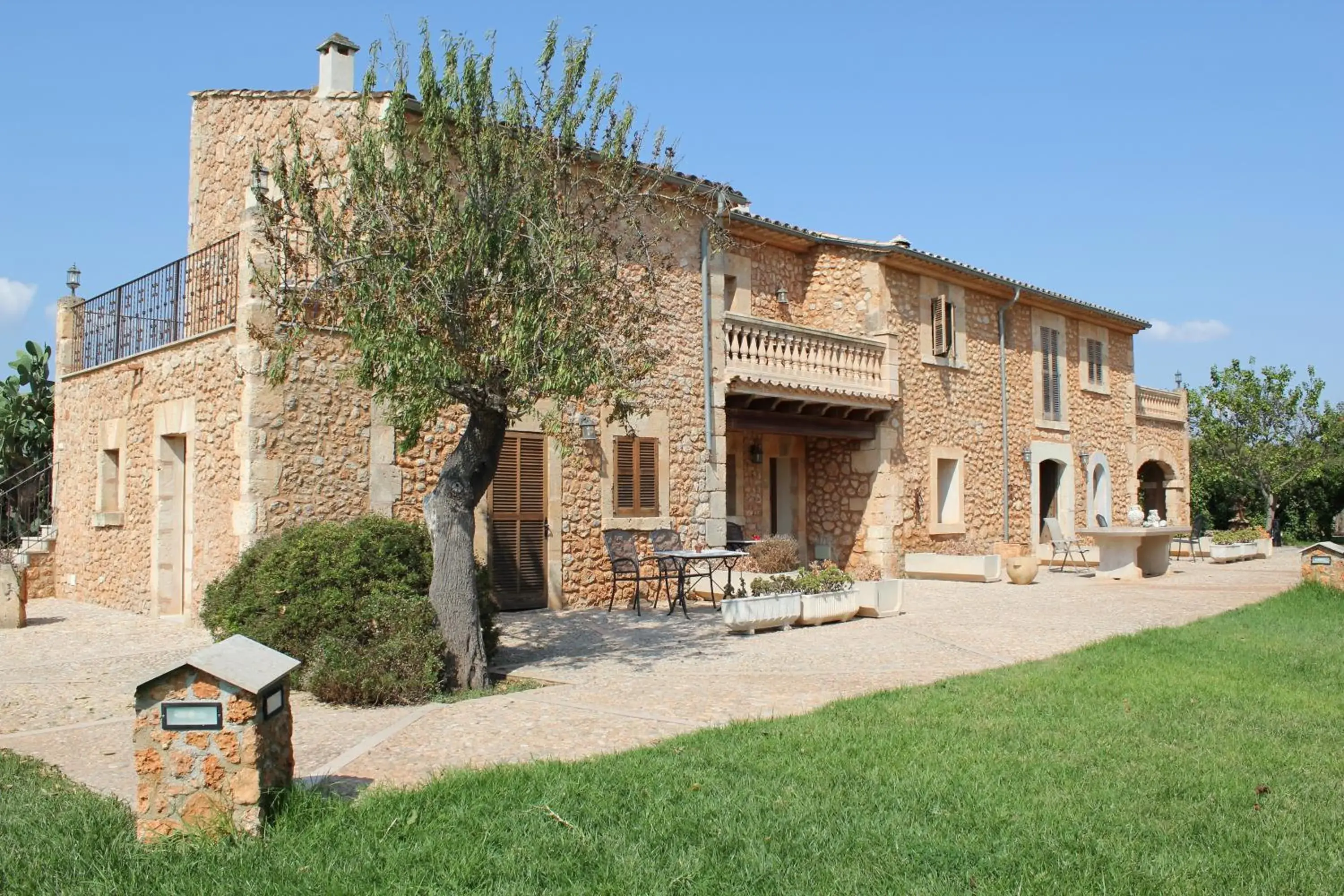 Facade/entrance in Agroturismo Es Quatre Cantons Facade/entrance in Agroturismo Es Quatre Cantons