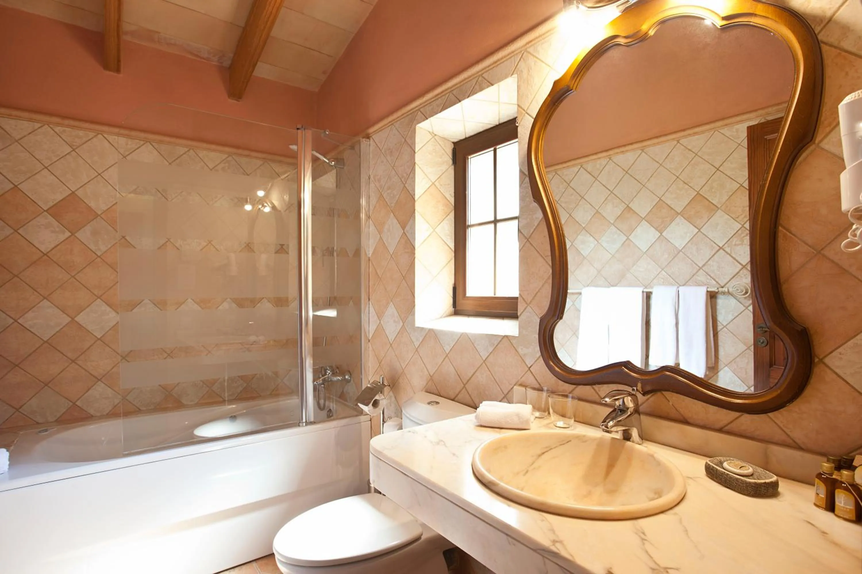 Hot Tub in Agroturismo Es Quatre Cantons