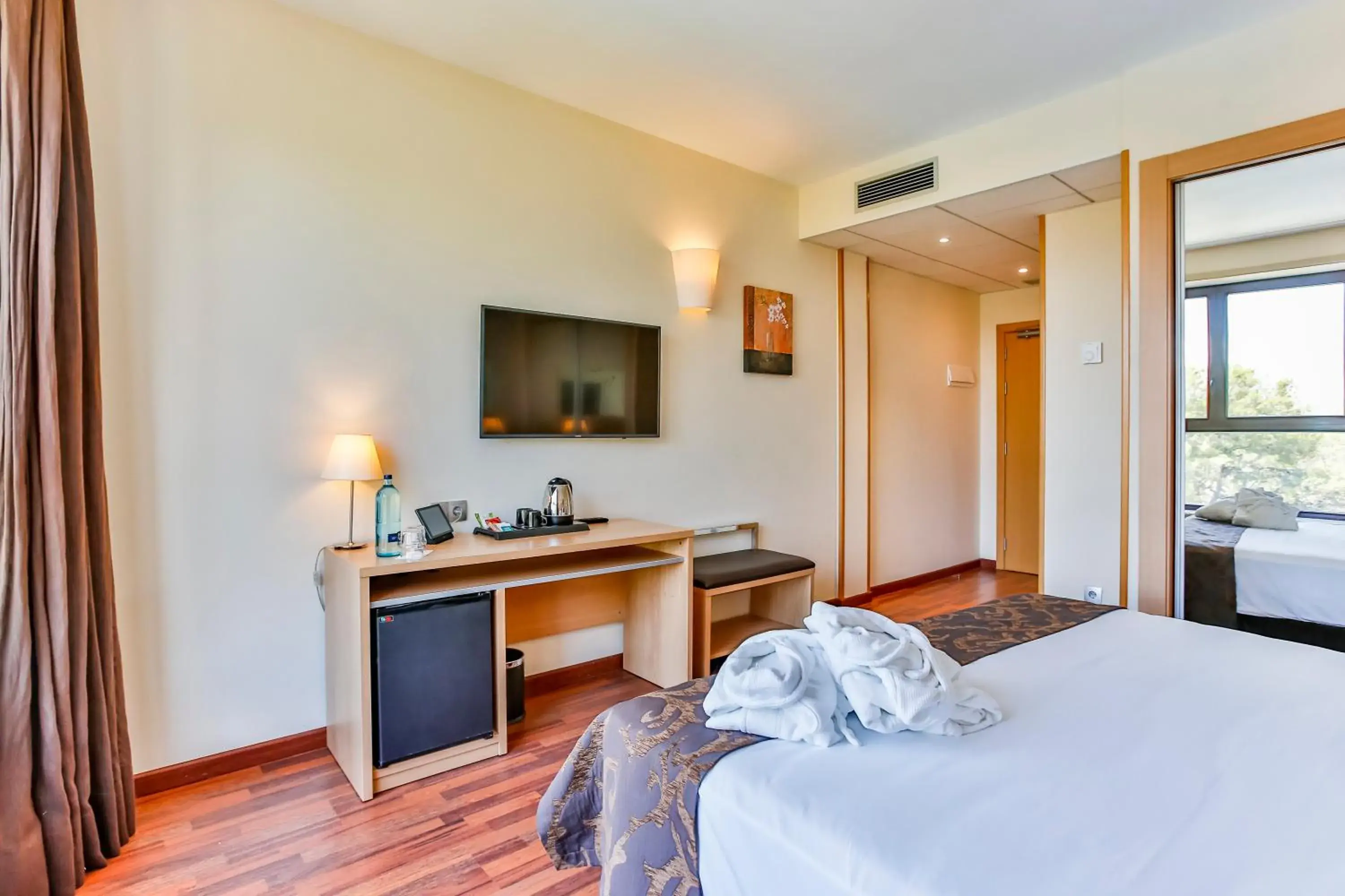 Photo of the whole room, Bed in Hotel Desitges Photo of the whole room, Bed in Hotel Desitges