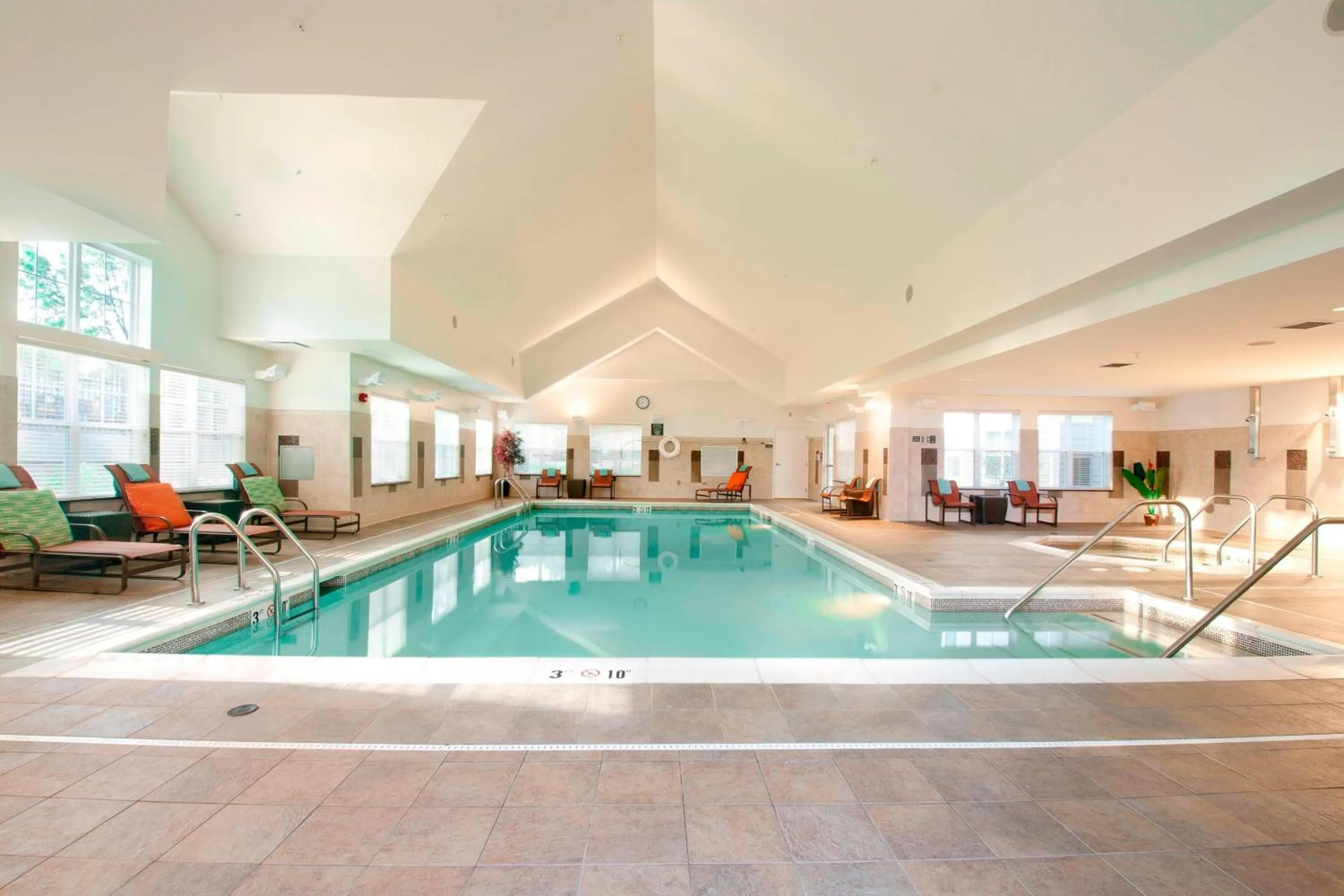 Swimming pool in Residence Inn Burlington Colchester