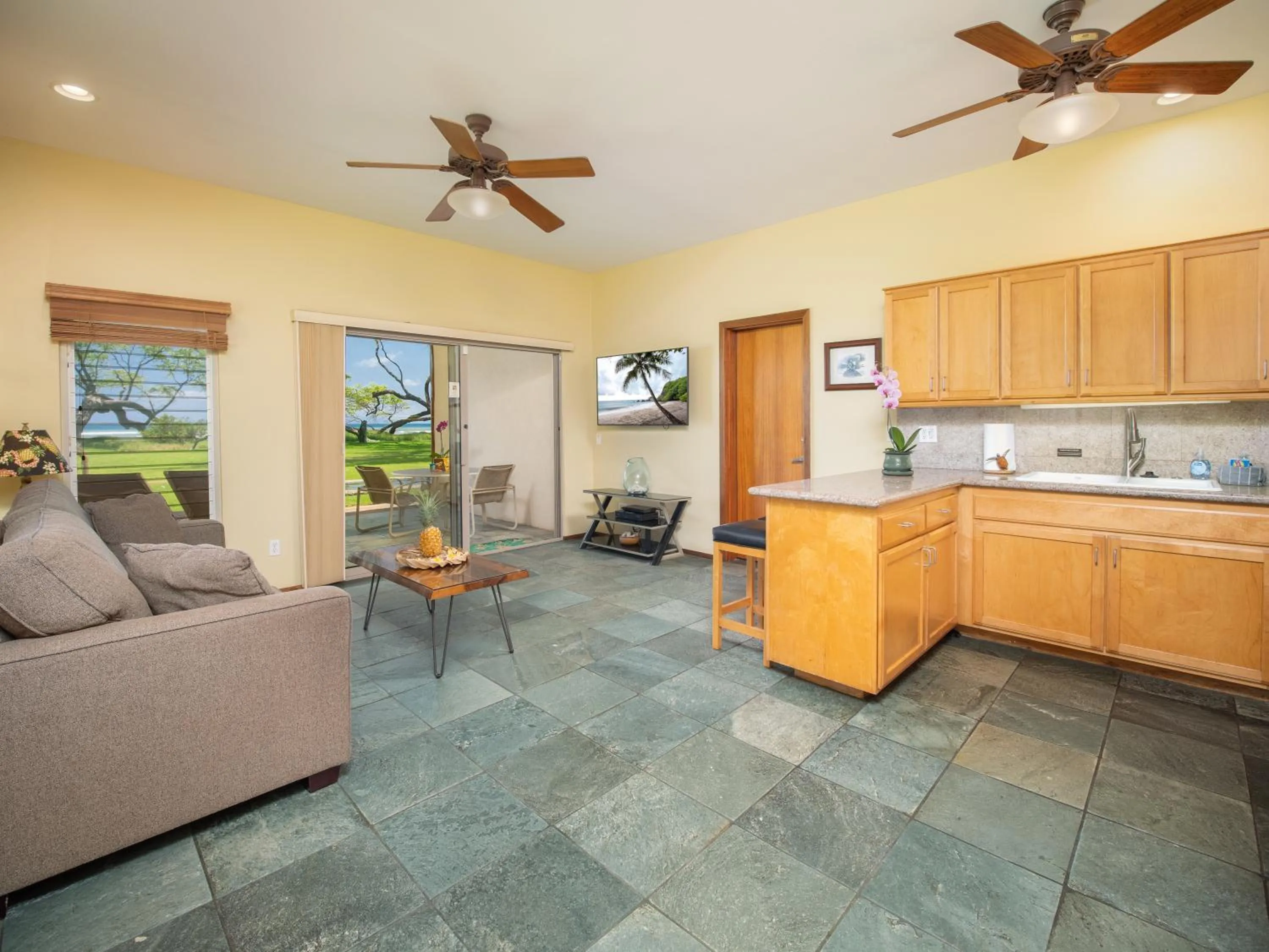 TV and multimedia in Aloha Aku Hula2 Suite - Experience Beachfront Bliss