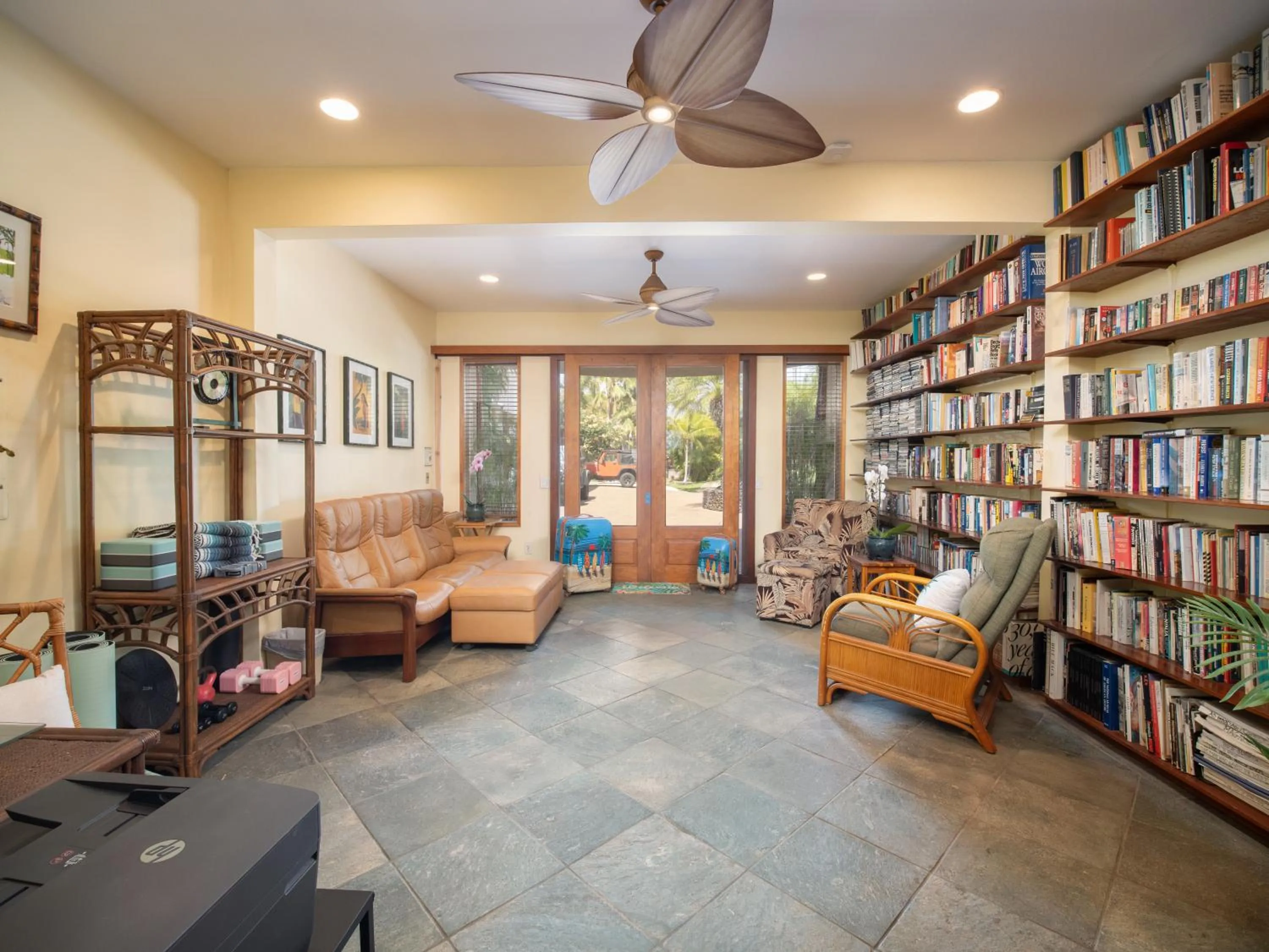 Communal lounge/ TV room in Aloha Aku Hula2 Suite - Experience Beachfront Bliss