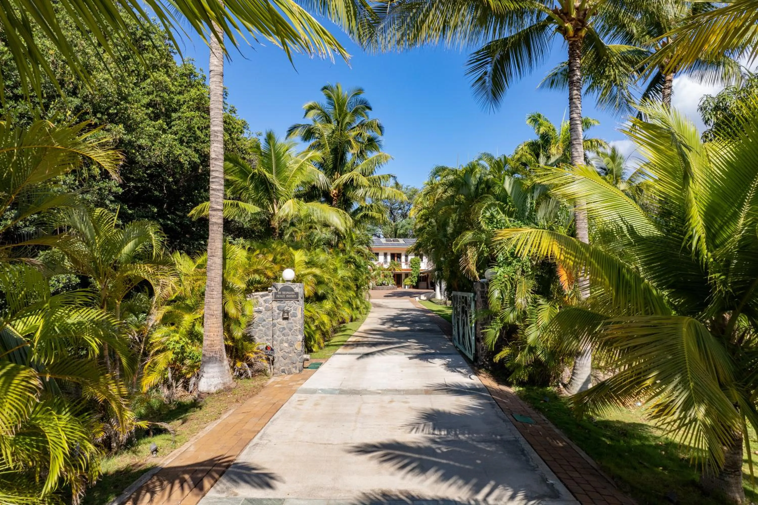 Property building in Aloha Aku Hula2 Suite - Experience Beachfront Bliss