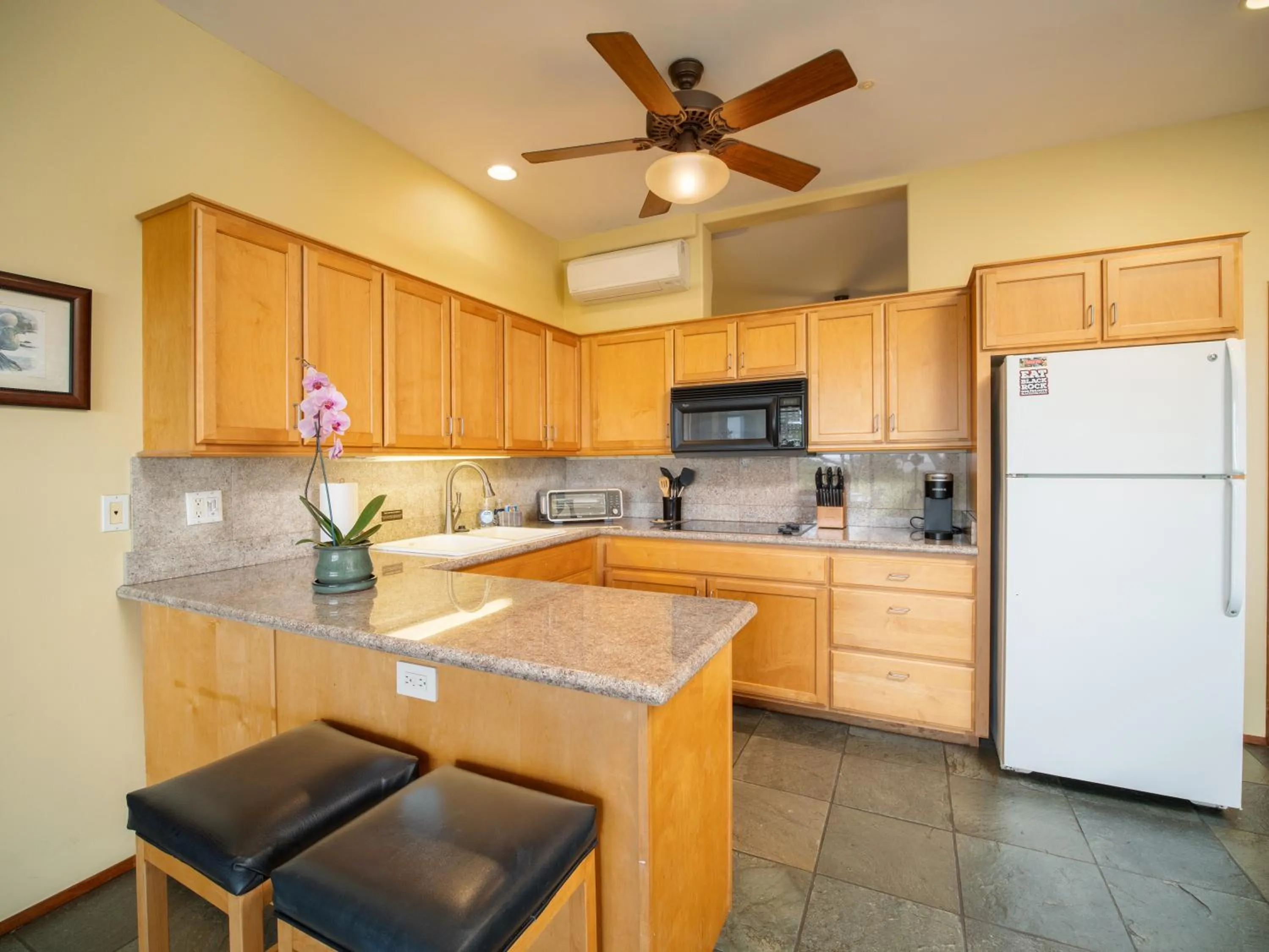 Coffee/tea facilities in Aloha Aku Hula2 Suite - Experience Beachfront Bliss