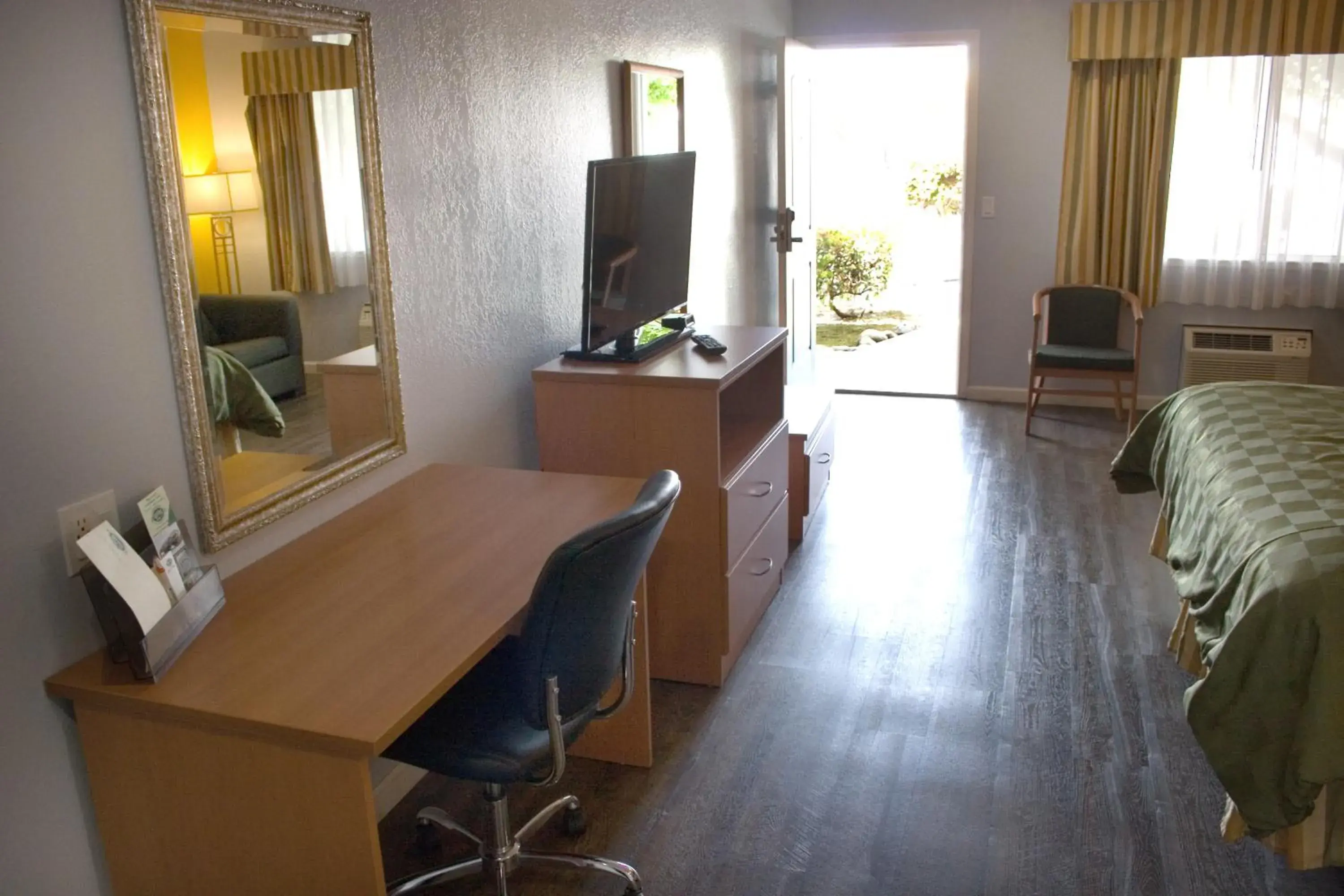 TV and multimedia, Bed in Keefers Inn King City TV and multimedia, Bed in Keefers Inn King City