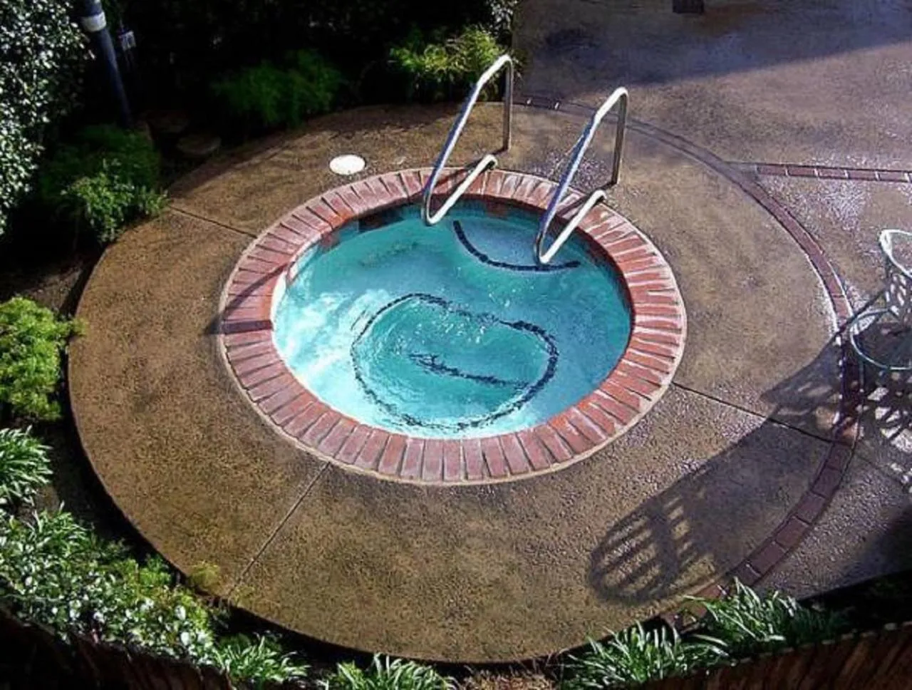 Hot Tub in Keefers Inn King City