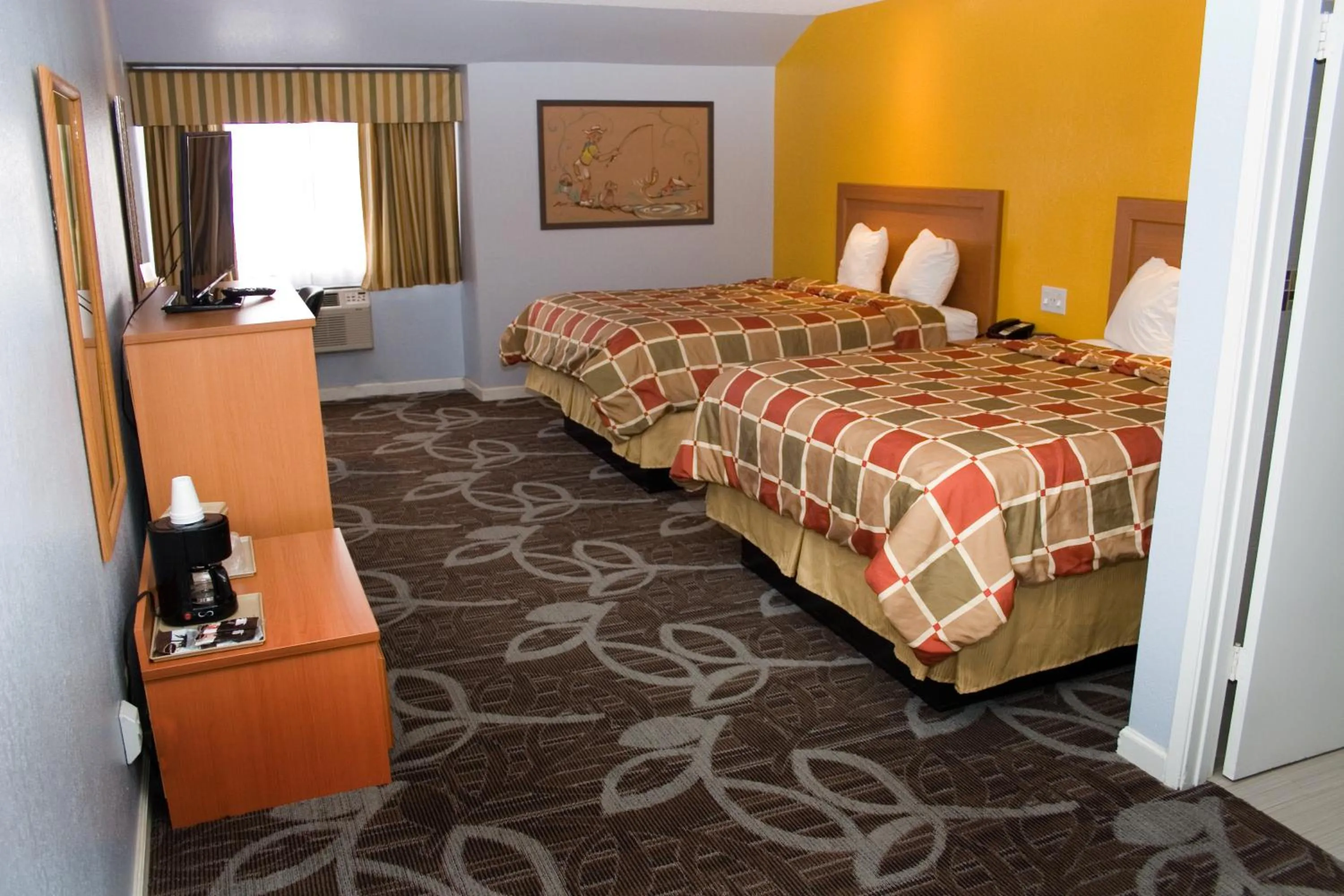 Photo of the whole room, Bed in Keefers Inn King City