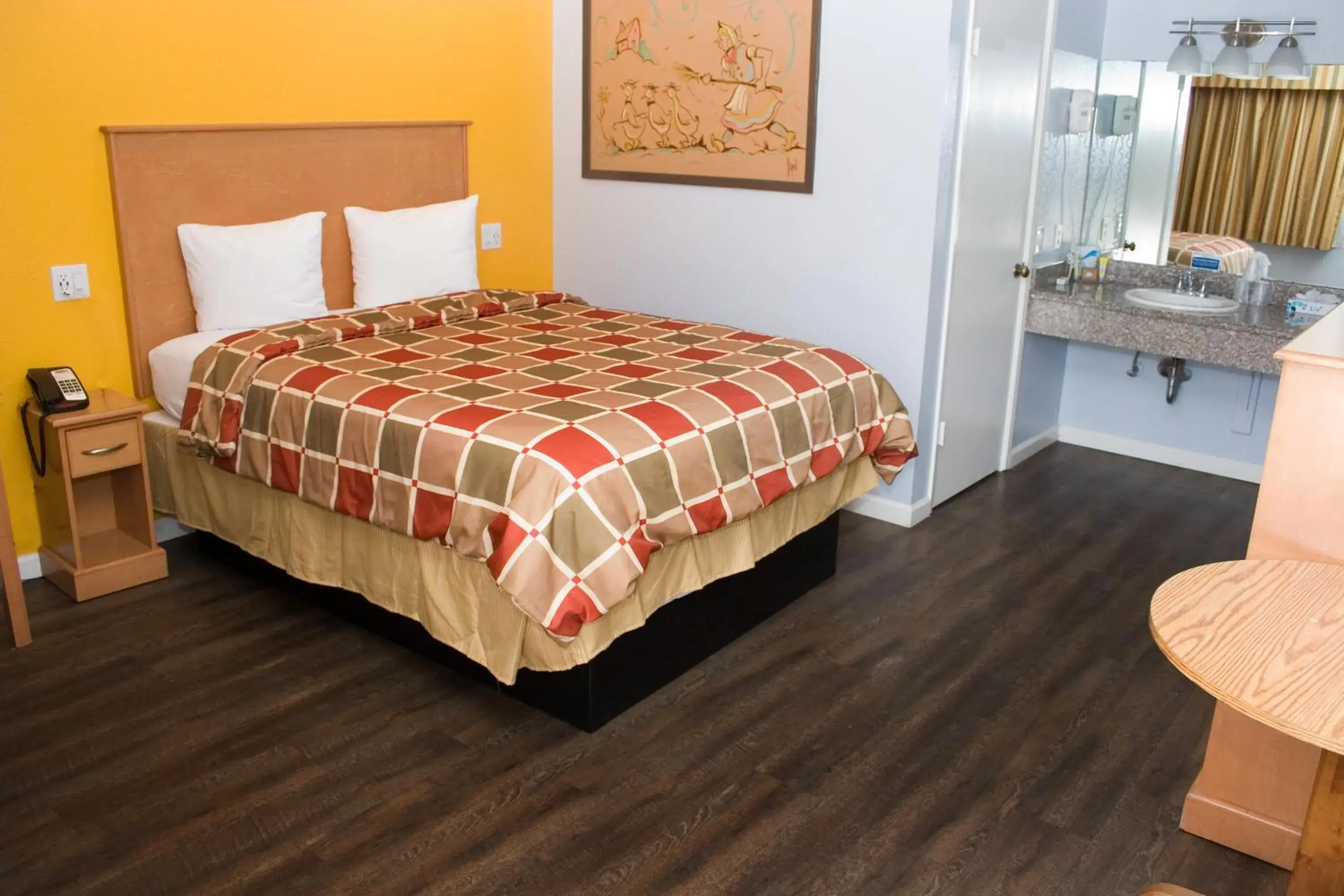 Photo of the whole room, Bed in Keefers Inn King City Photo of the whole room, Bed in Keefers Inn King City