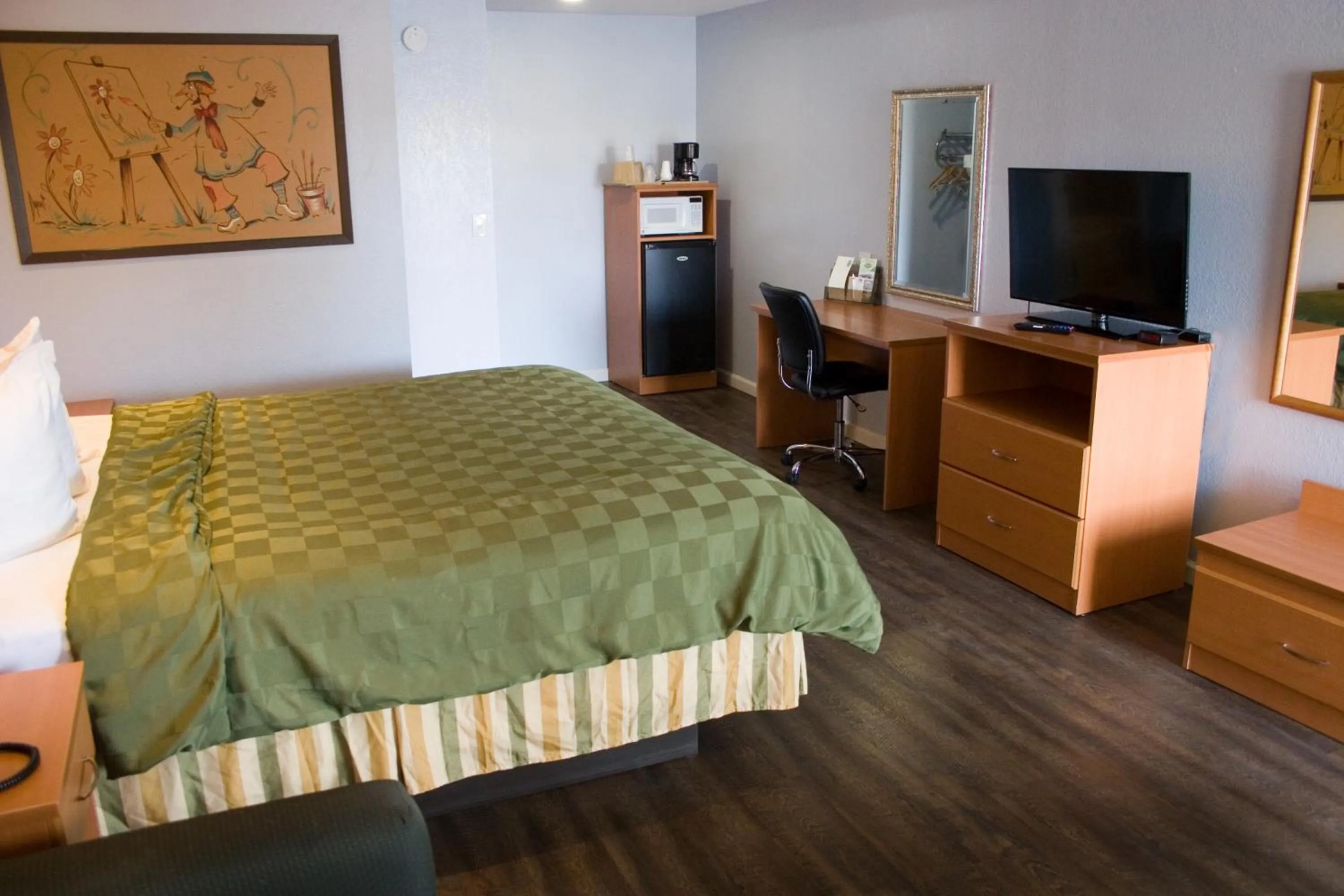 Photo of the whole room, Bed in Keefers Inn King City