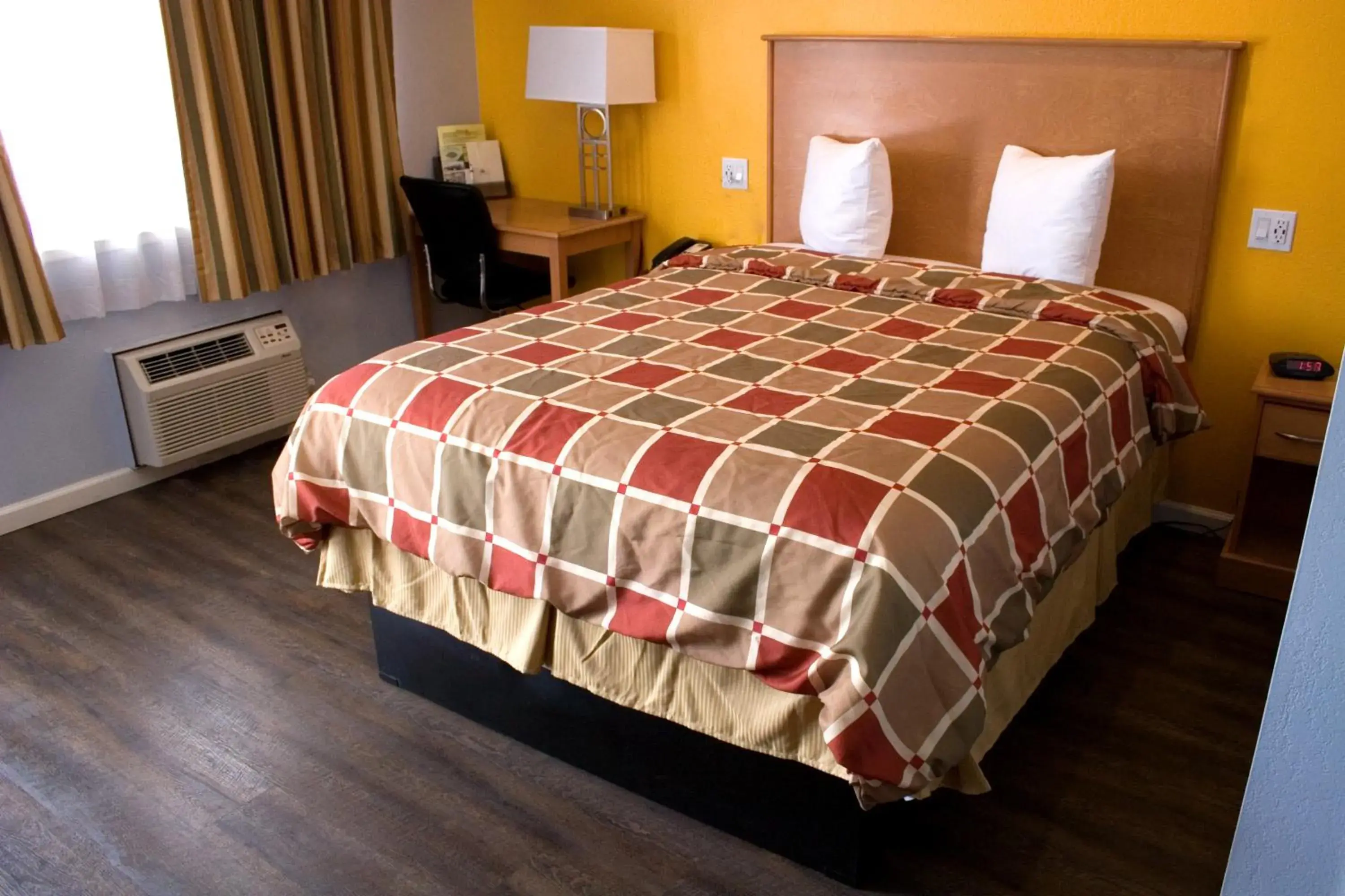 Bed in Keefers Inn King City Bed in Keefers Inn King City