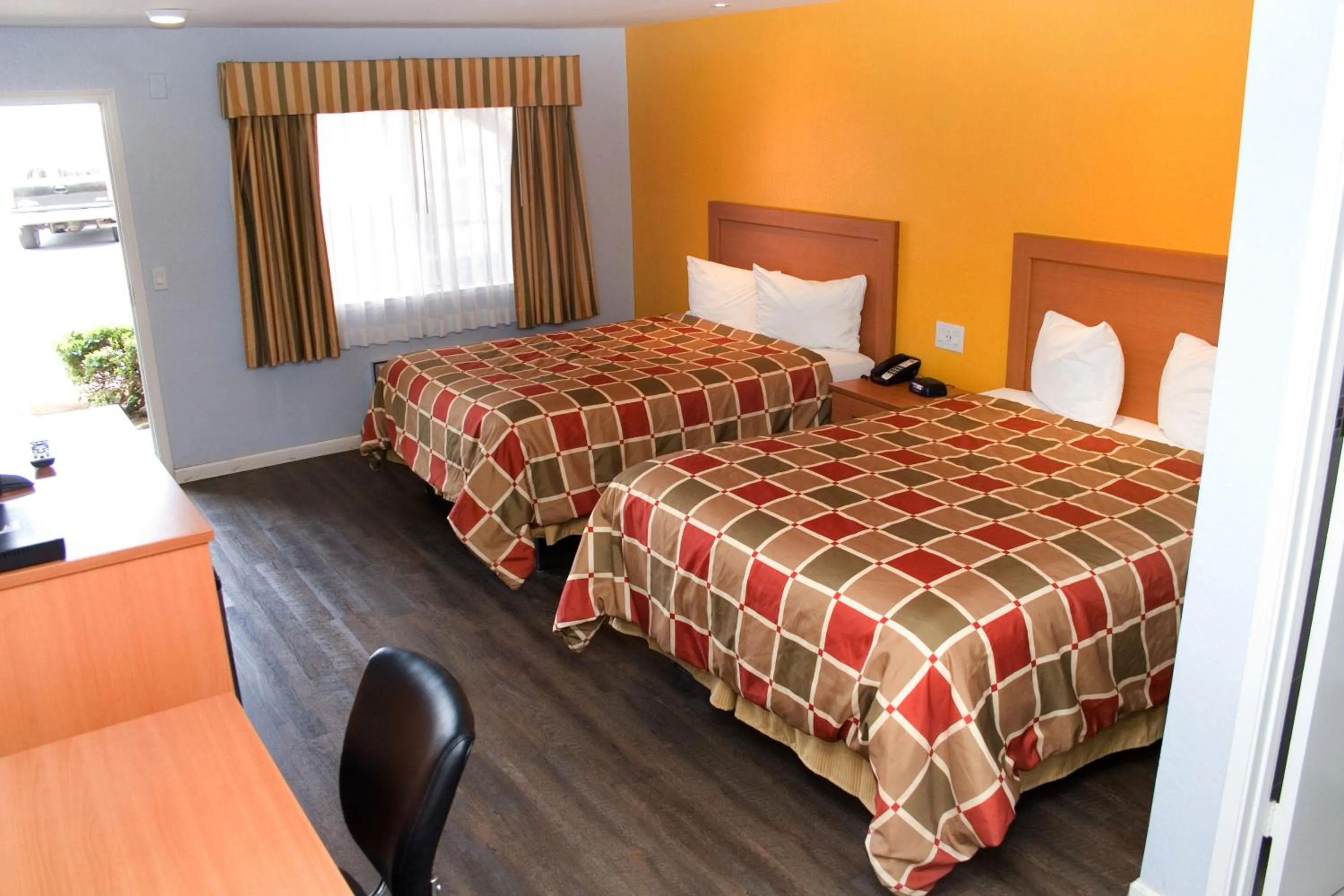 Photo of the whole room, Bed in Keefers Inn King City