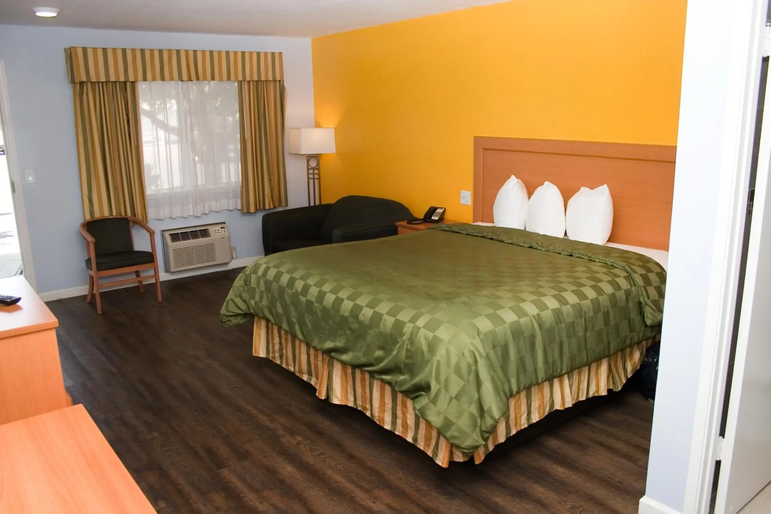 Photo of the whole room, Bed in Keefers Inn King City Photo of the whole room, Bed in Keefers Inn King City