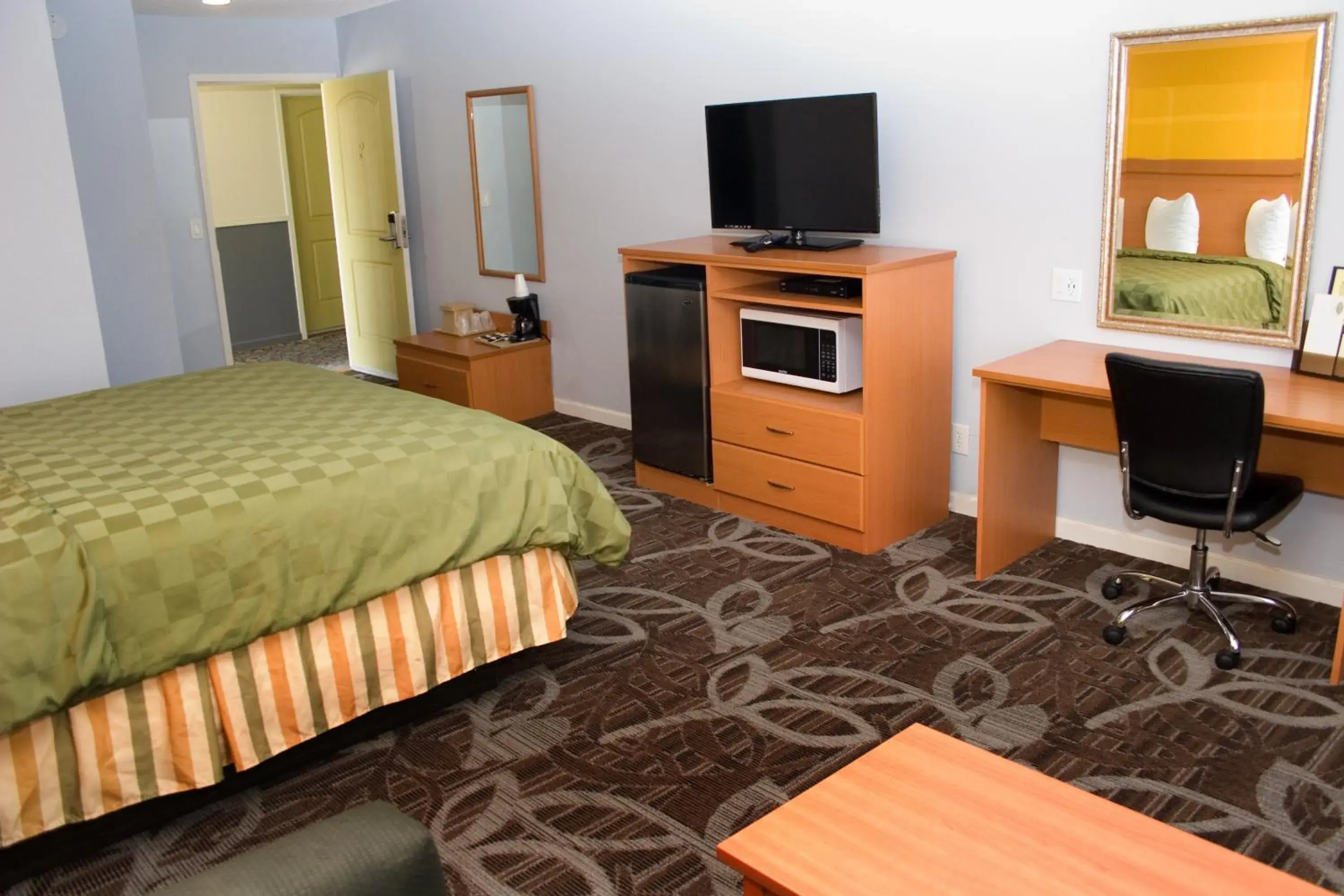 Photo of the whole room, Bed in Keefers Inn King City Photo of the whole room, Bed in Keefers Inn King City