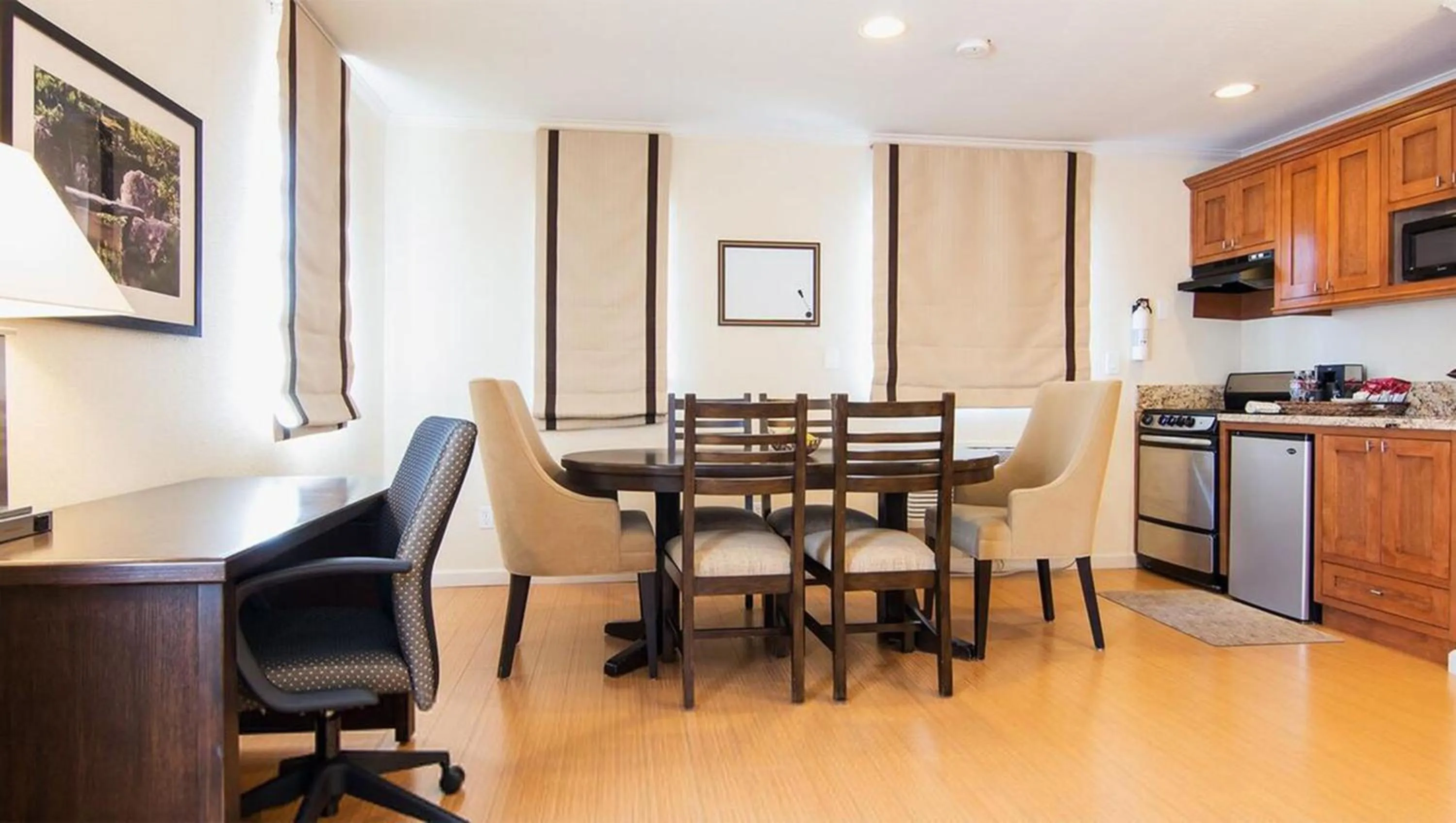 Kitchen or kitchenette in The Zen Hotel Palo Alto