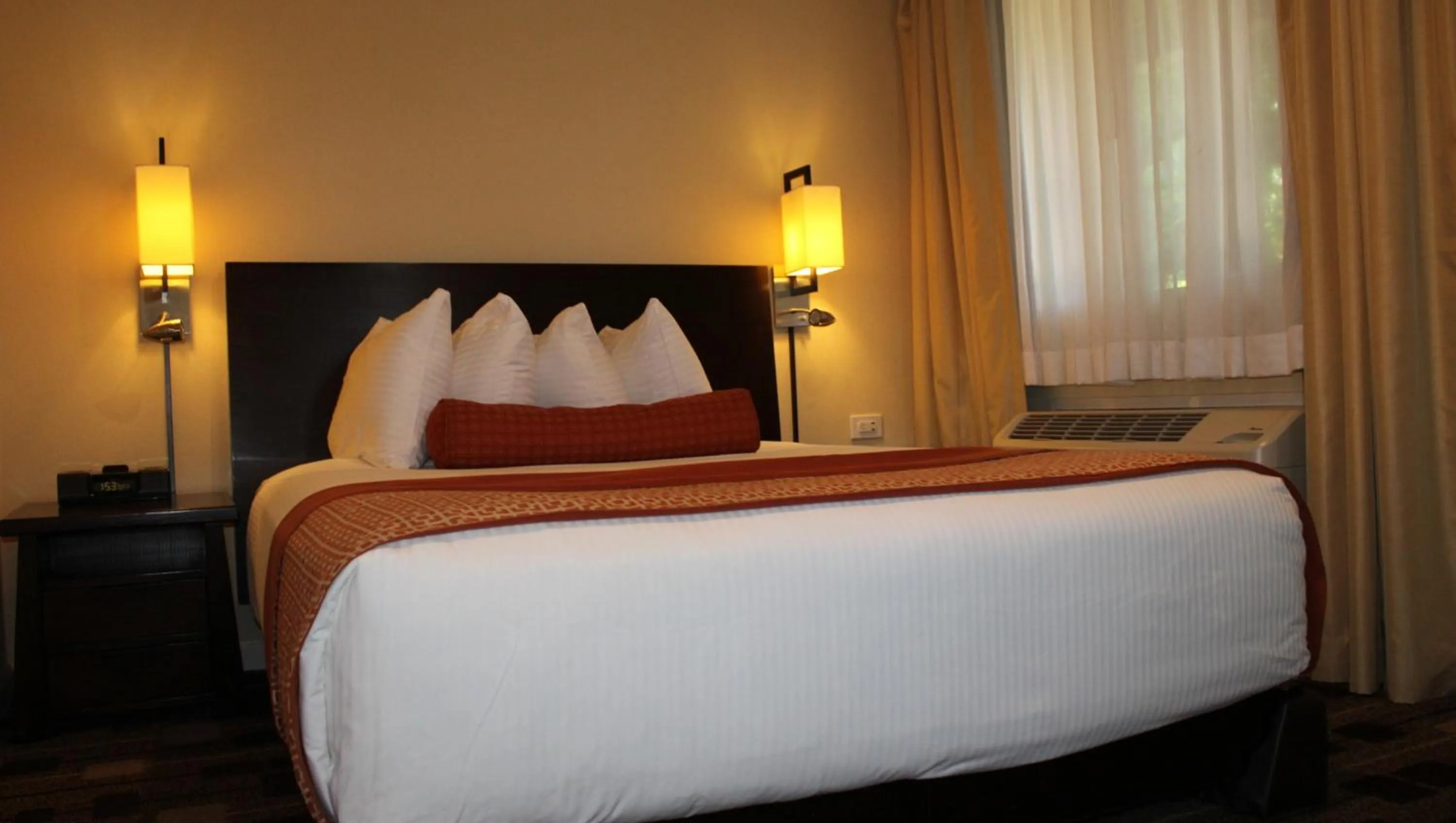 Photo of the whole room, Bed in The Zen Hotel Palo Alto