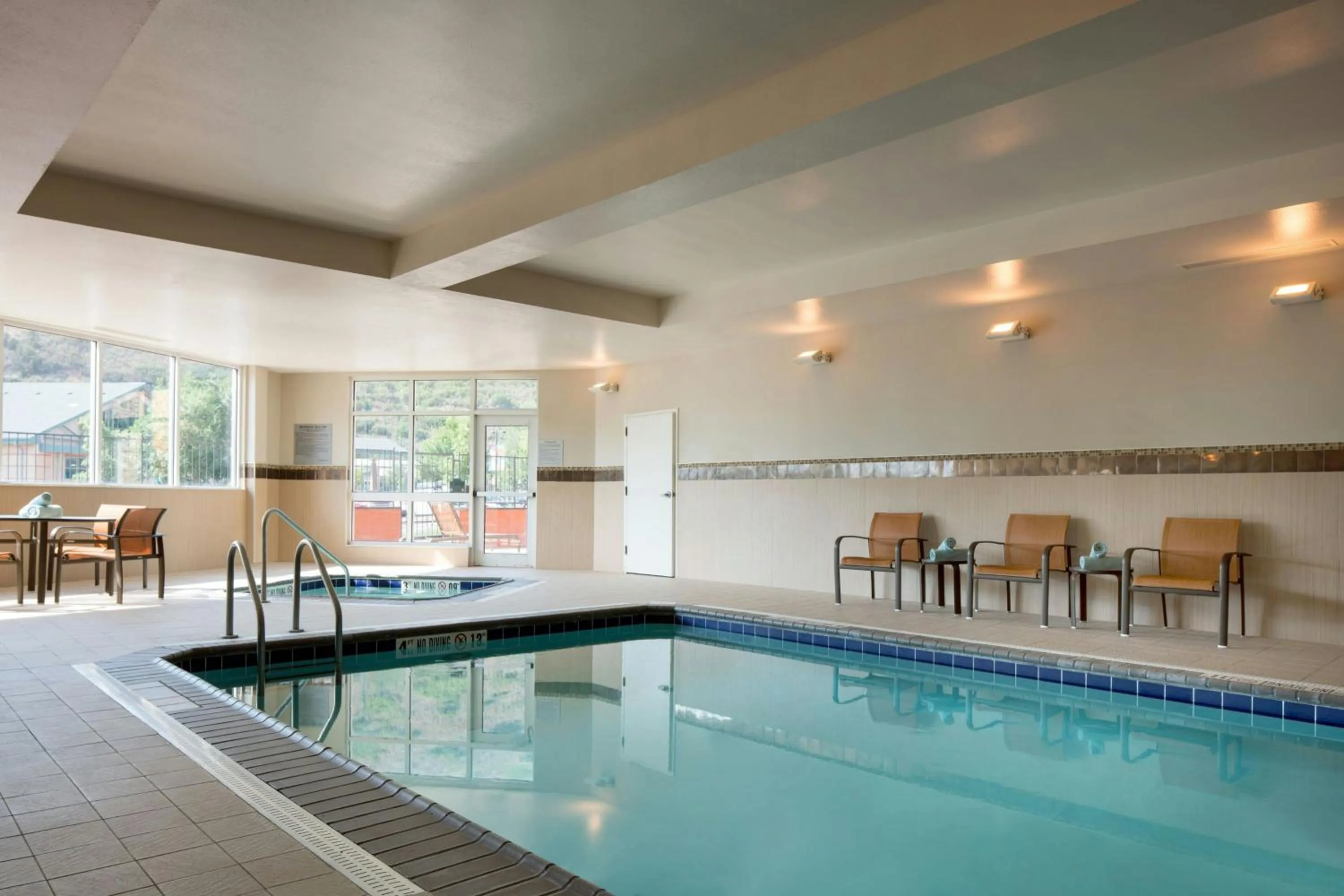 Swimming pool in Courtyard by Marriott Glenwood Springs