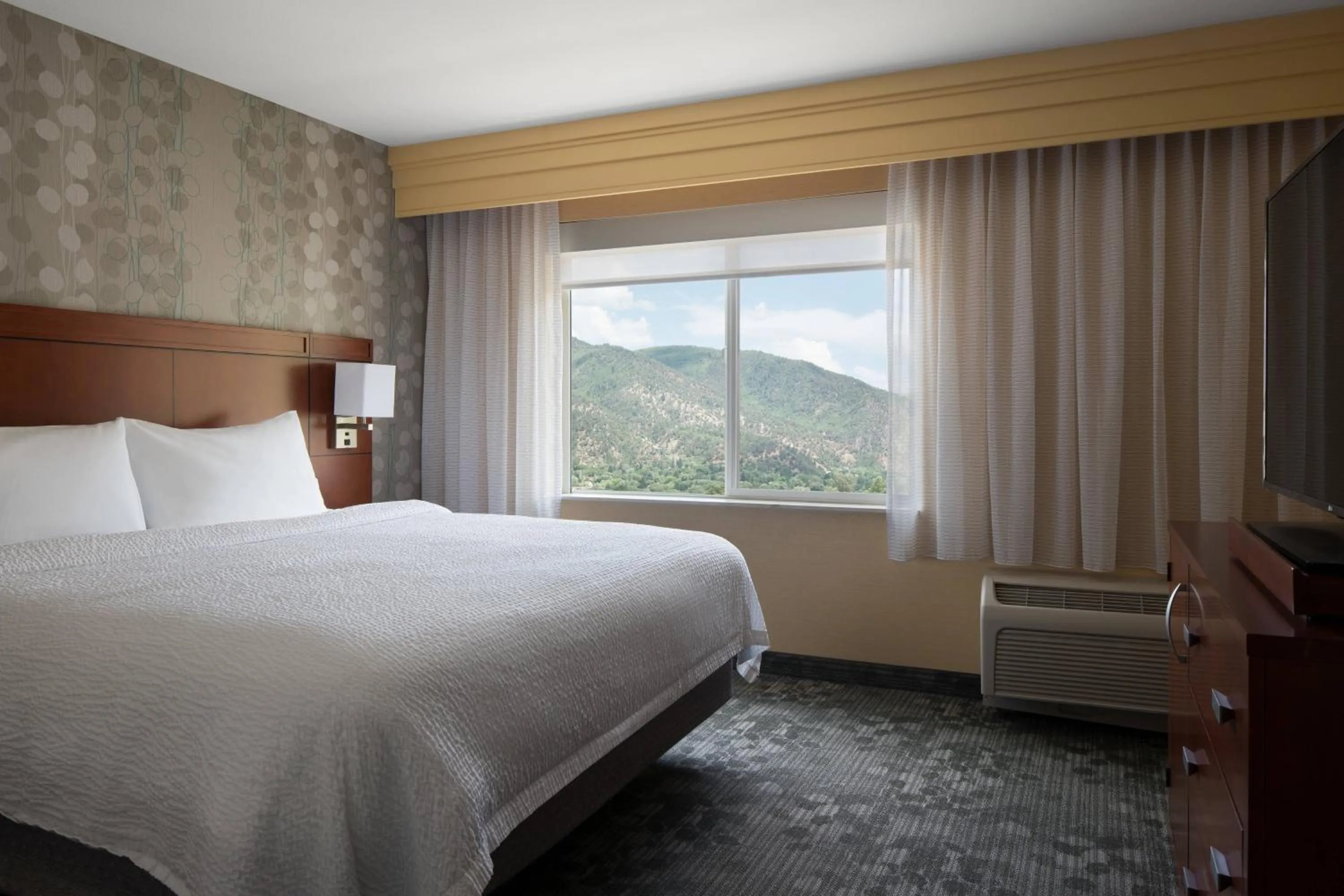 Bedroom, Bed in Courtyard by Marriott Glenwood Springs