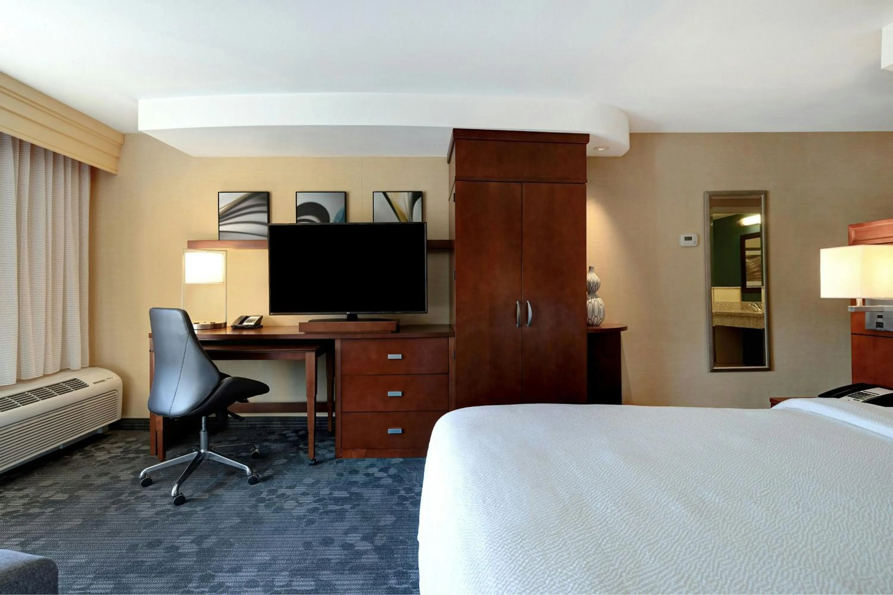 Photo of the whole room, Bed in Courtyard by Marriott Glenwood Springs