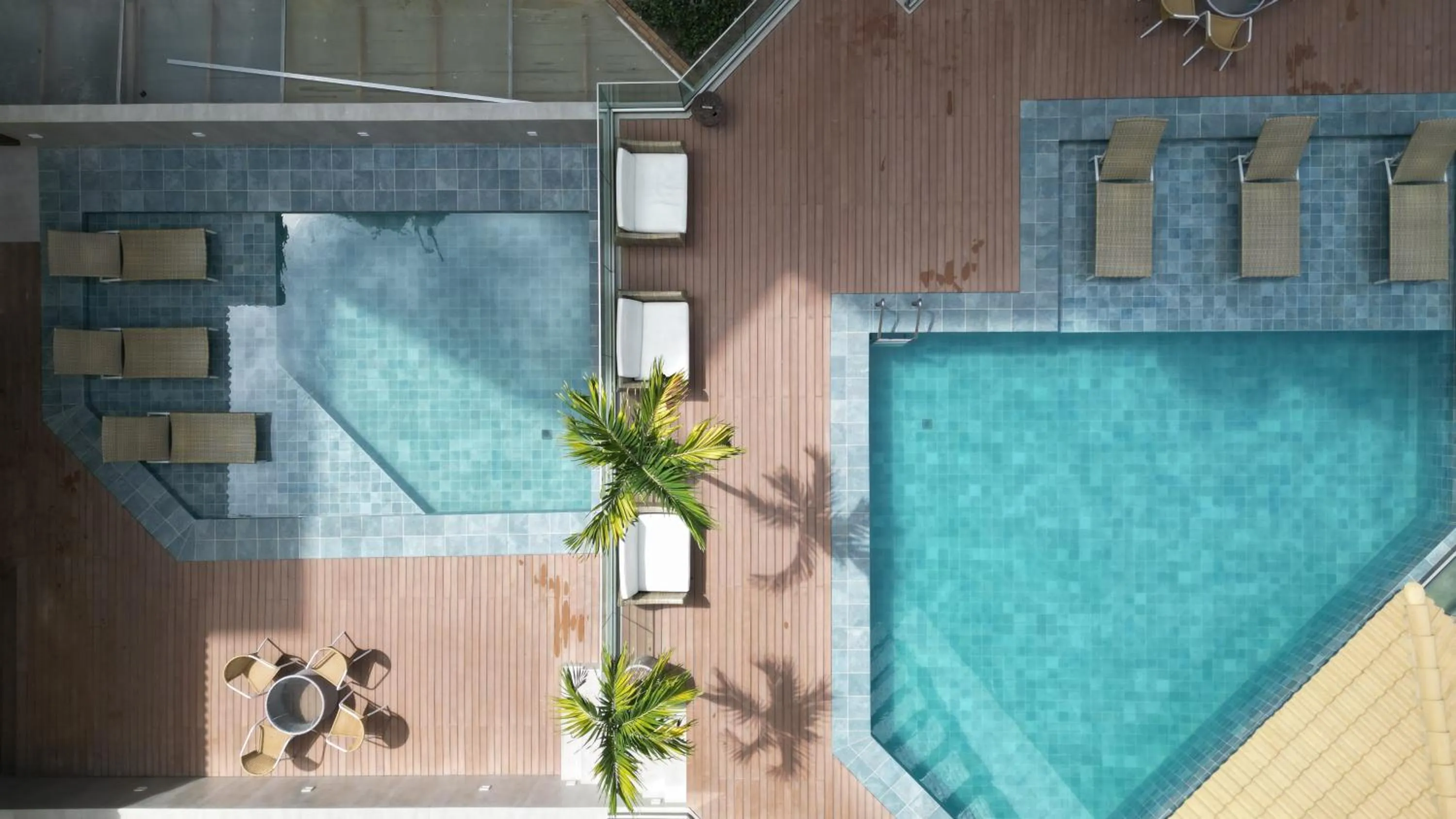 Swimming pool in San Marino Suite Hotel