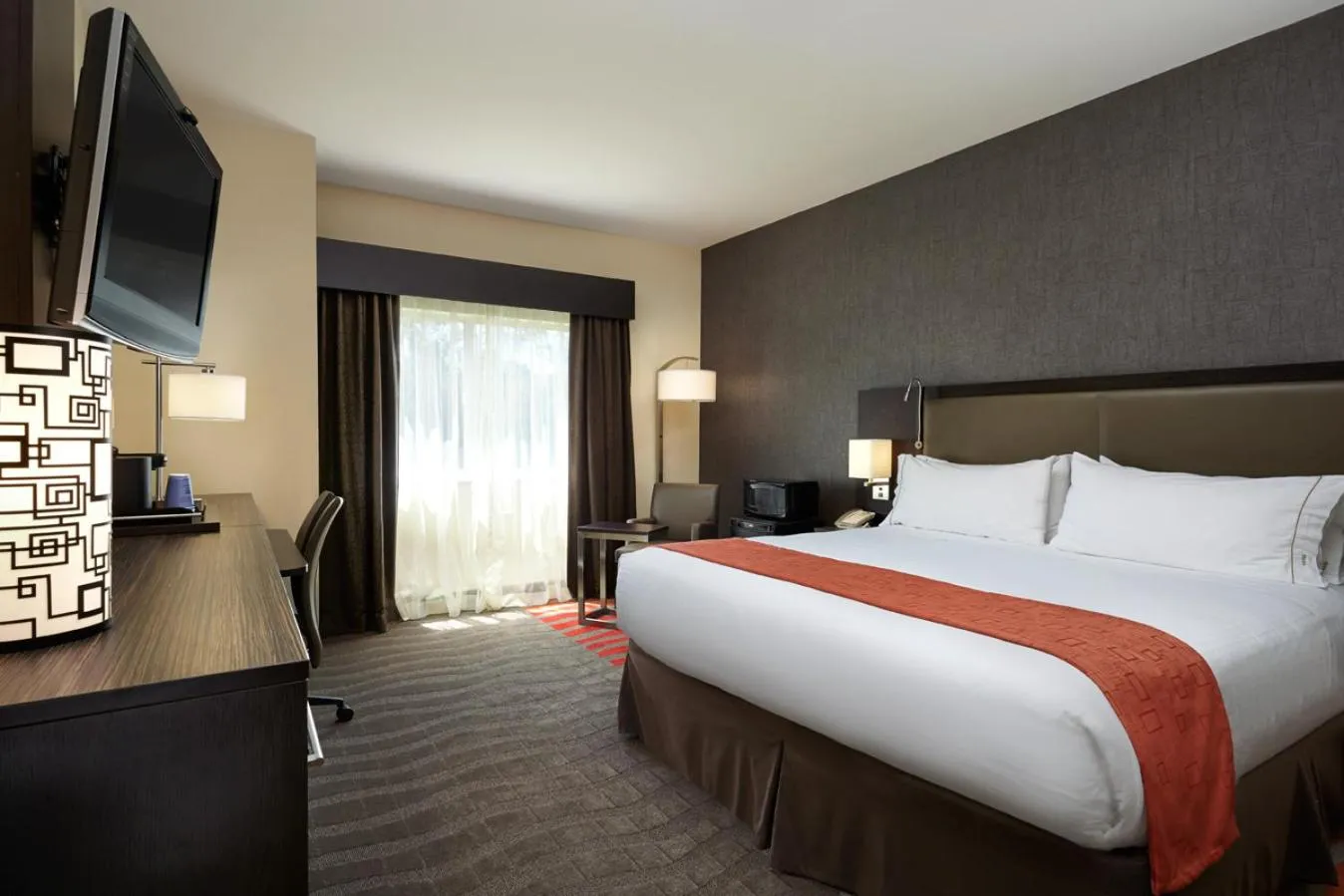 Bed in Holiday Inn Express & Suites Naples Downtown - 5th Avenue by IHG