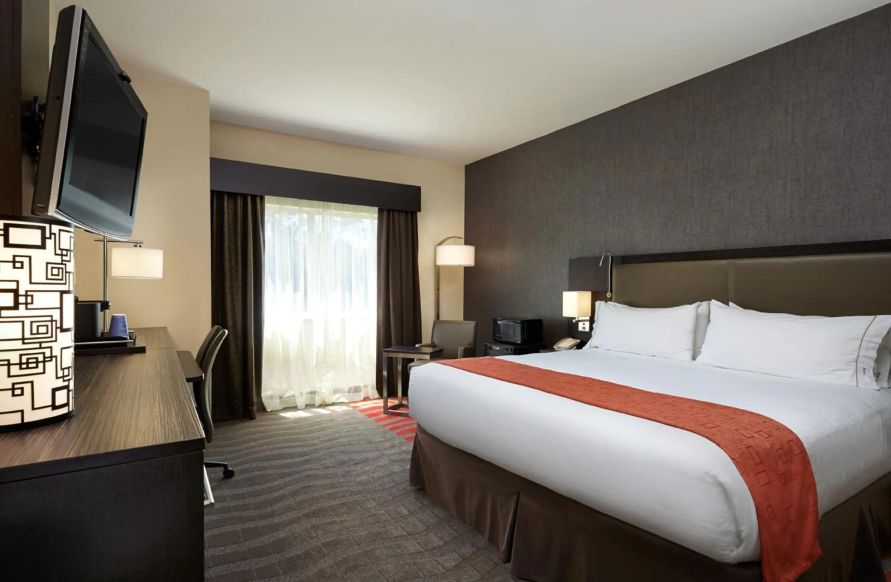 Photo of the whole room, Bed in Holiday Inn Express & Suites Naples Downtown - 5th Avenue by IHG