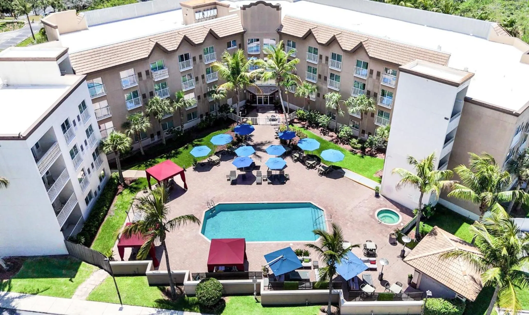 Swimming pool in Holiday Inn Express & Suites Naples Downtown - 5th Avenue by IHG
