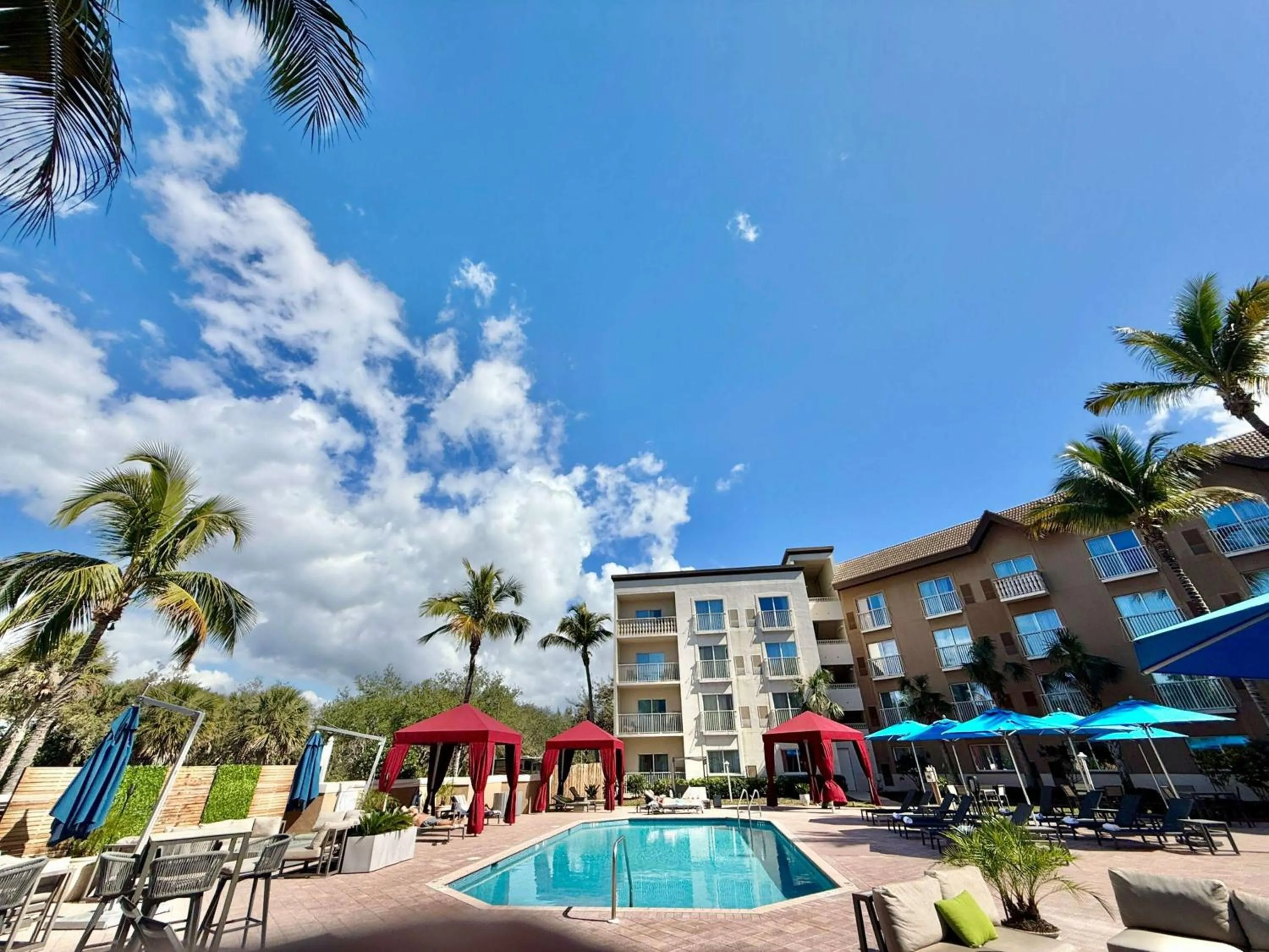 Swimming pool in Holiday Inn Express & Suites Naples Downtown - 5th Avenue by IHG