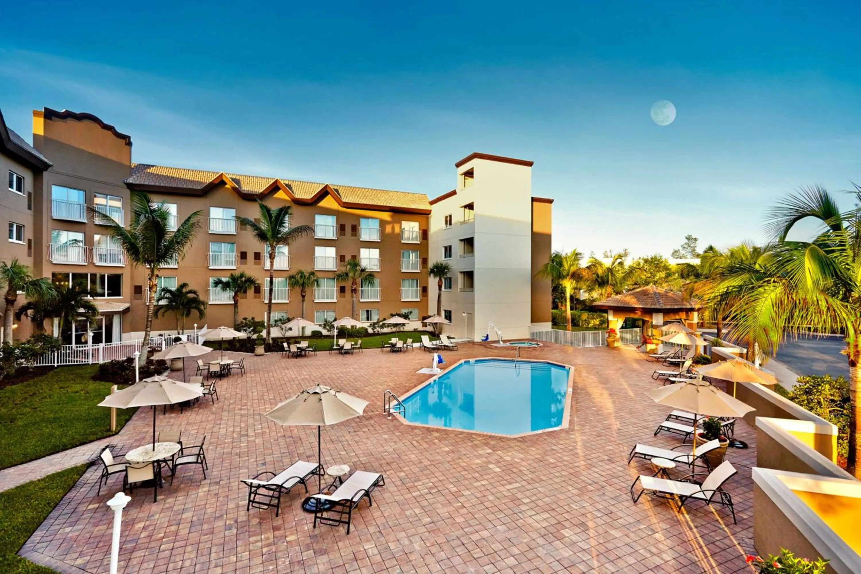 Property building in Holiday Inn Express & Suites Naples Downtown - 5th Avenue by IHG