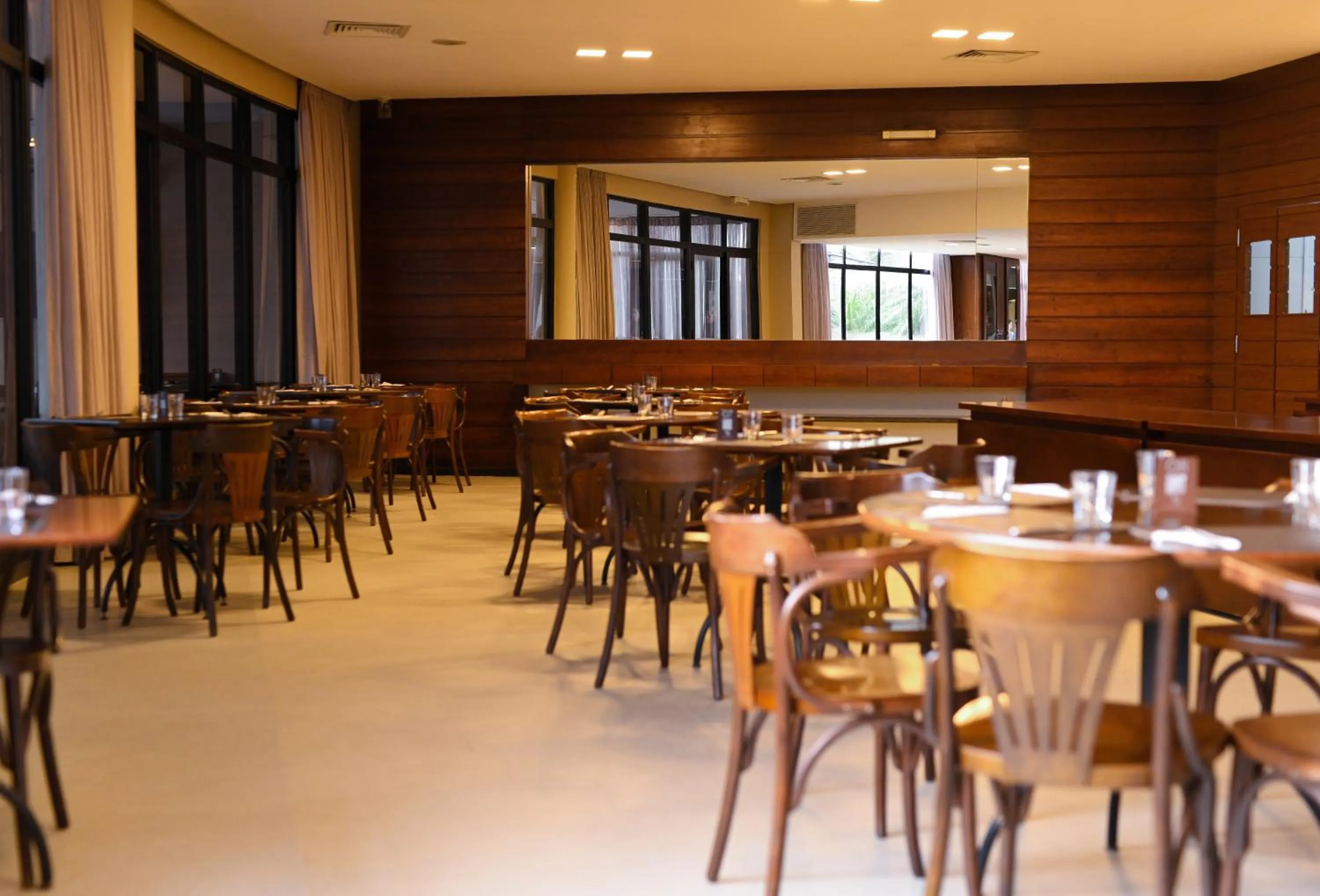 Restaurant/places to eat in Executive Inn Hotel