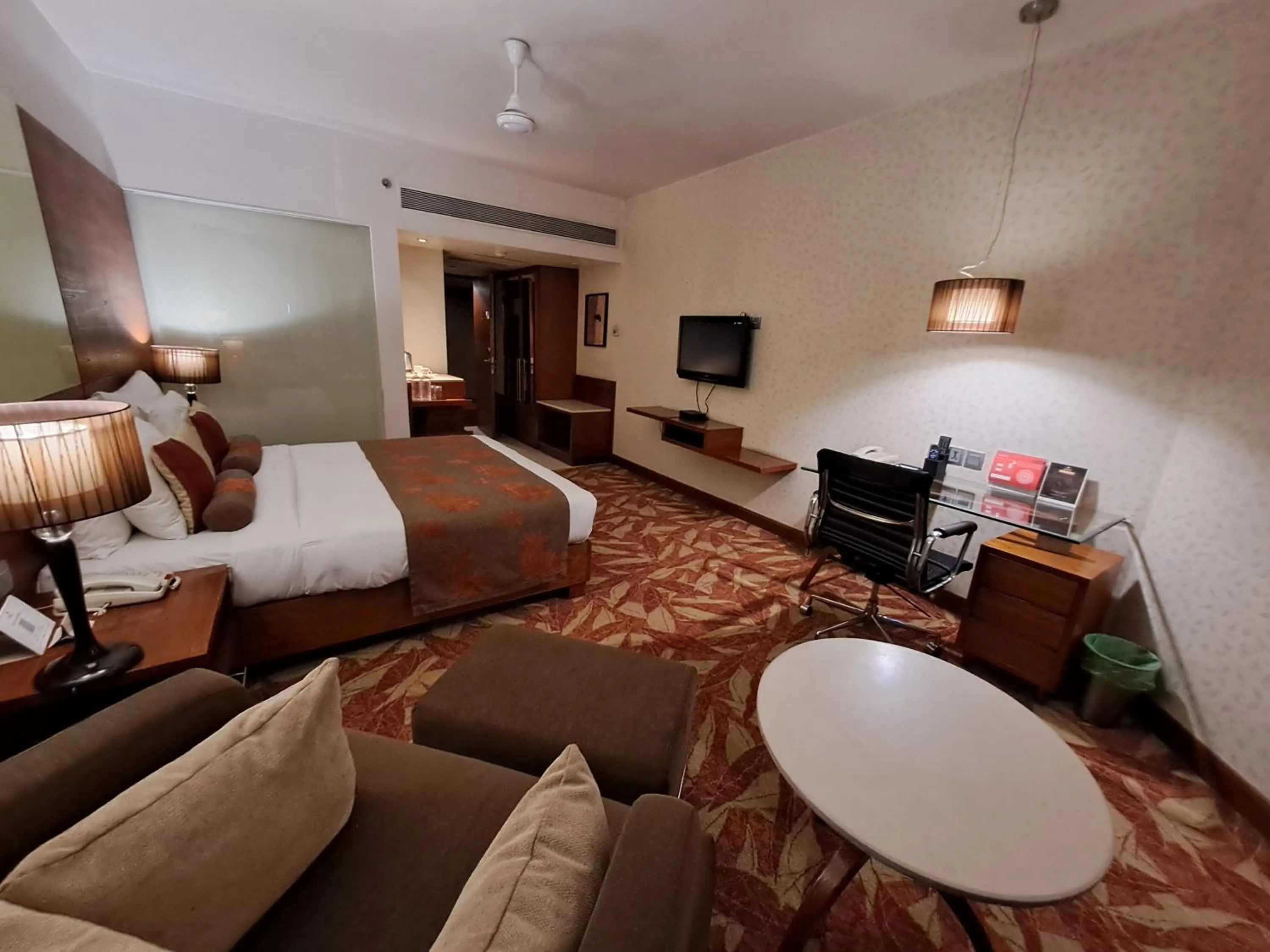 Bed in The Pride Hotel, Nagpur