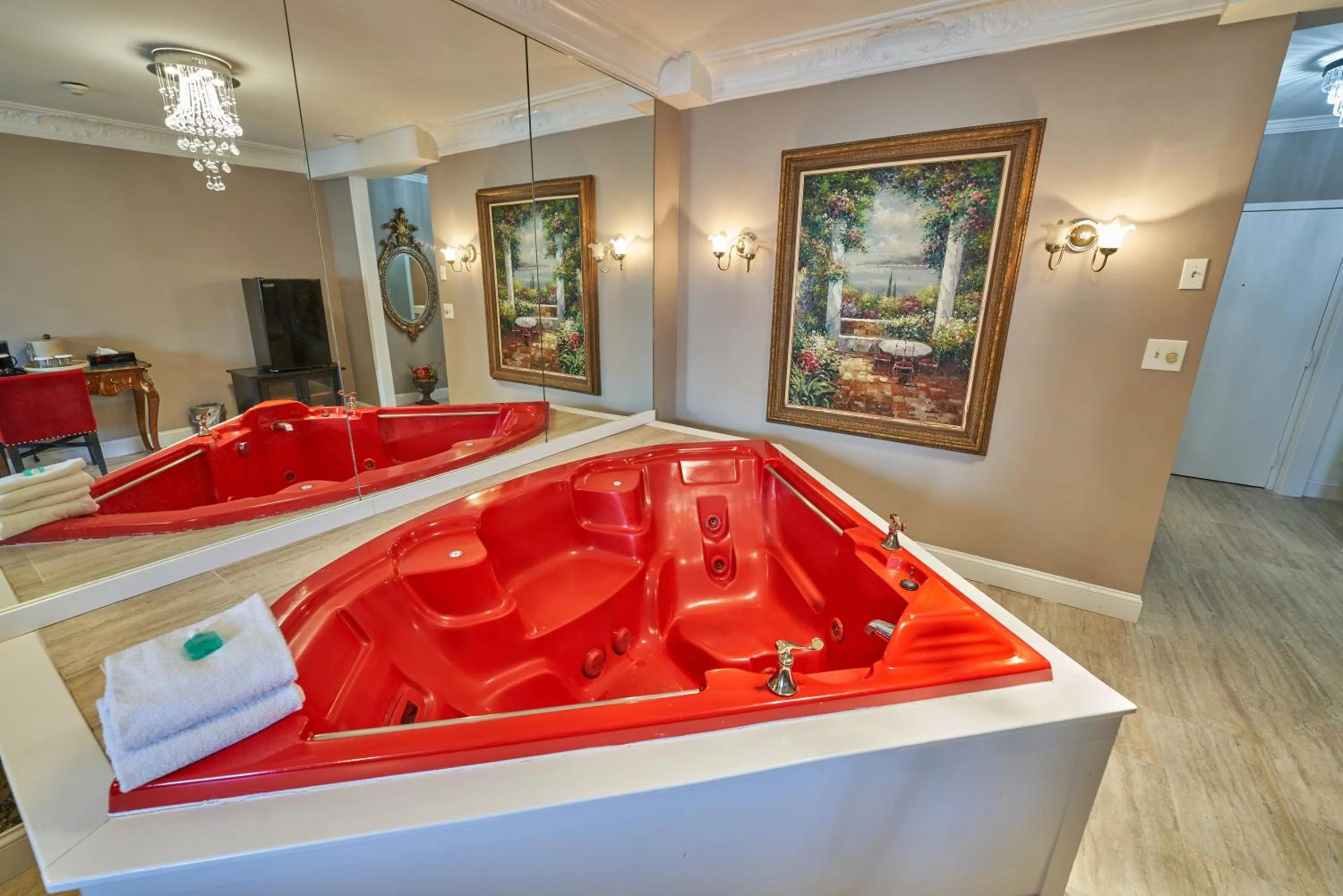 Hot Tub, Bed in Hyannis Plaza Hotel