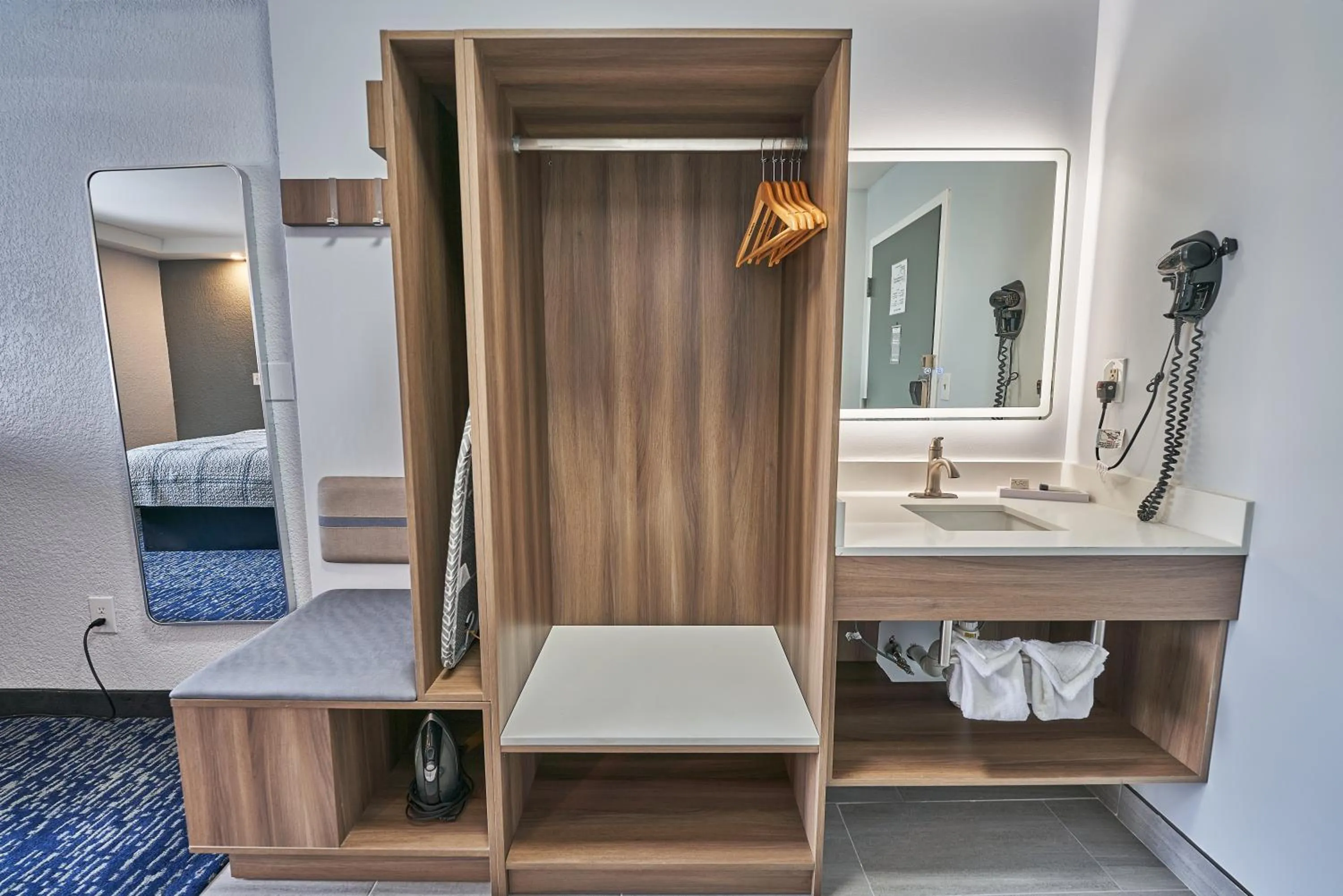 wardrobe, Bed in Hyannis Plaza Hotel