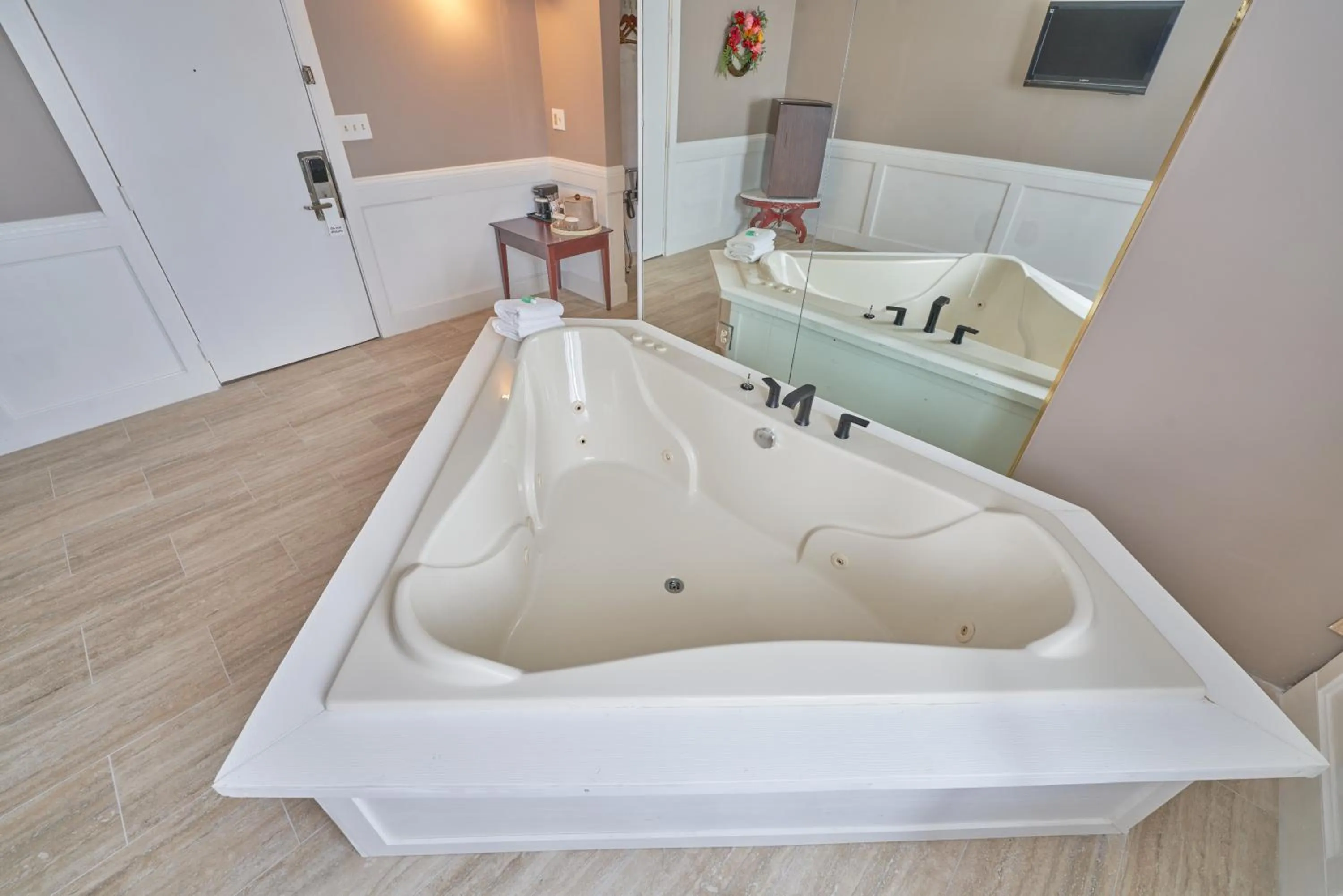 Hot Tub in Hyannis Plaza Hotel