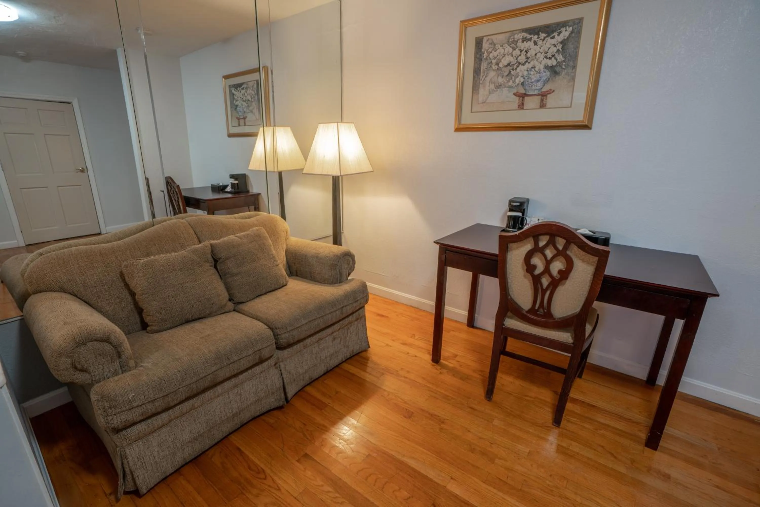 Living room in Hyannis Plaza Hotel