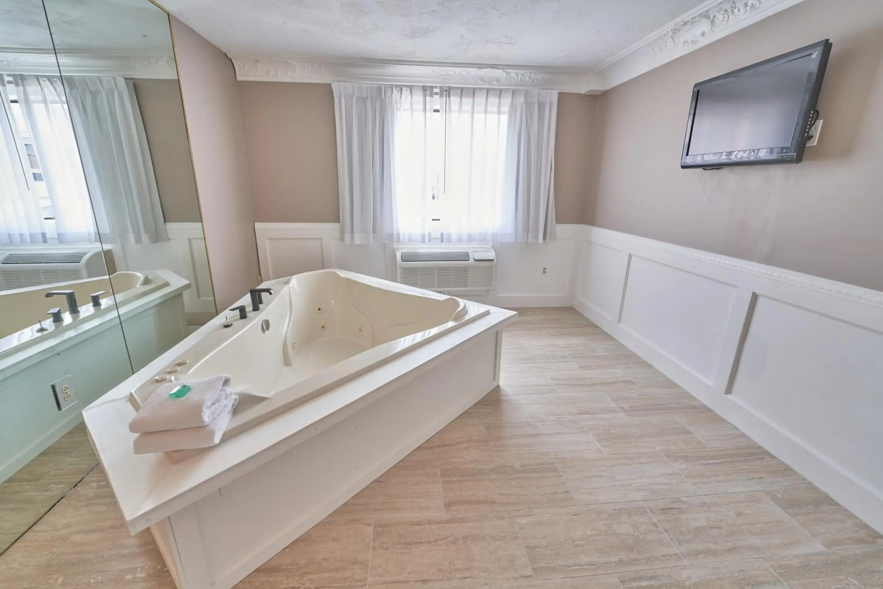 Royal Victorian Suite in Hyannis Plaza Hotel Royal Victorian Suite in Hyannis Plaza Hotel