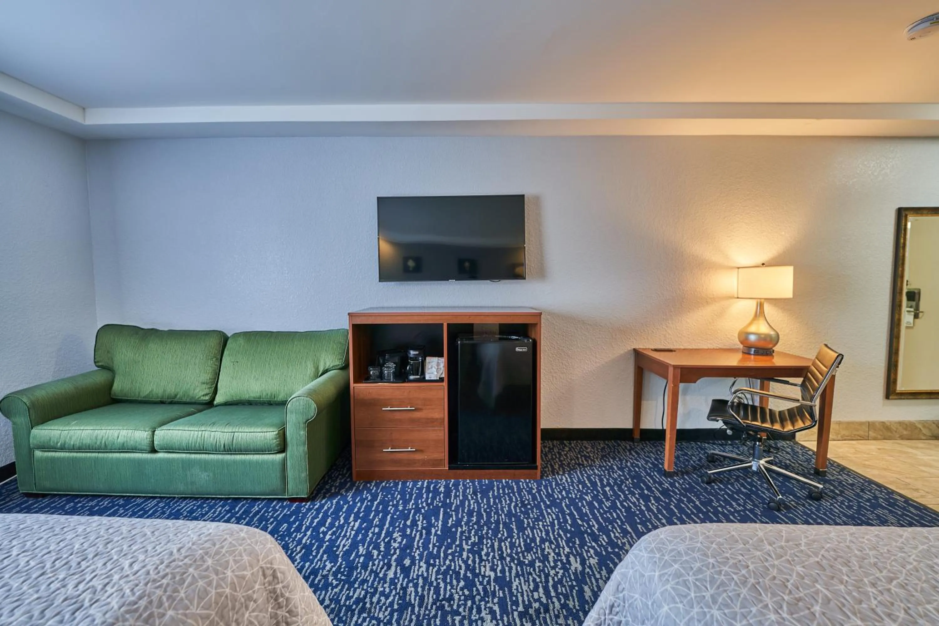 TV and multimedia in Hyannis Plaza Hotel