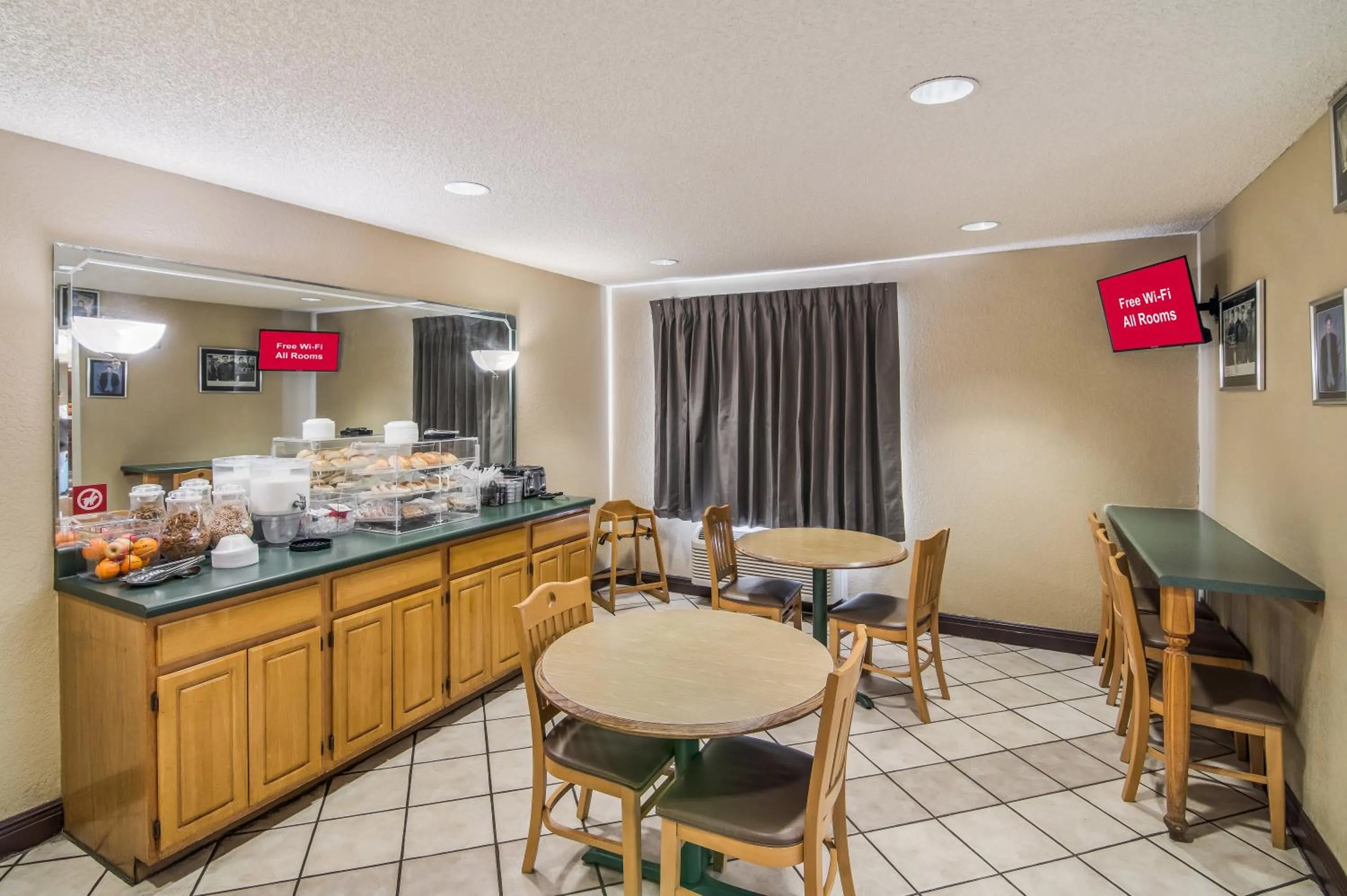 Breakfast in Red Roof Inn & Suites Pensacola East - Milton