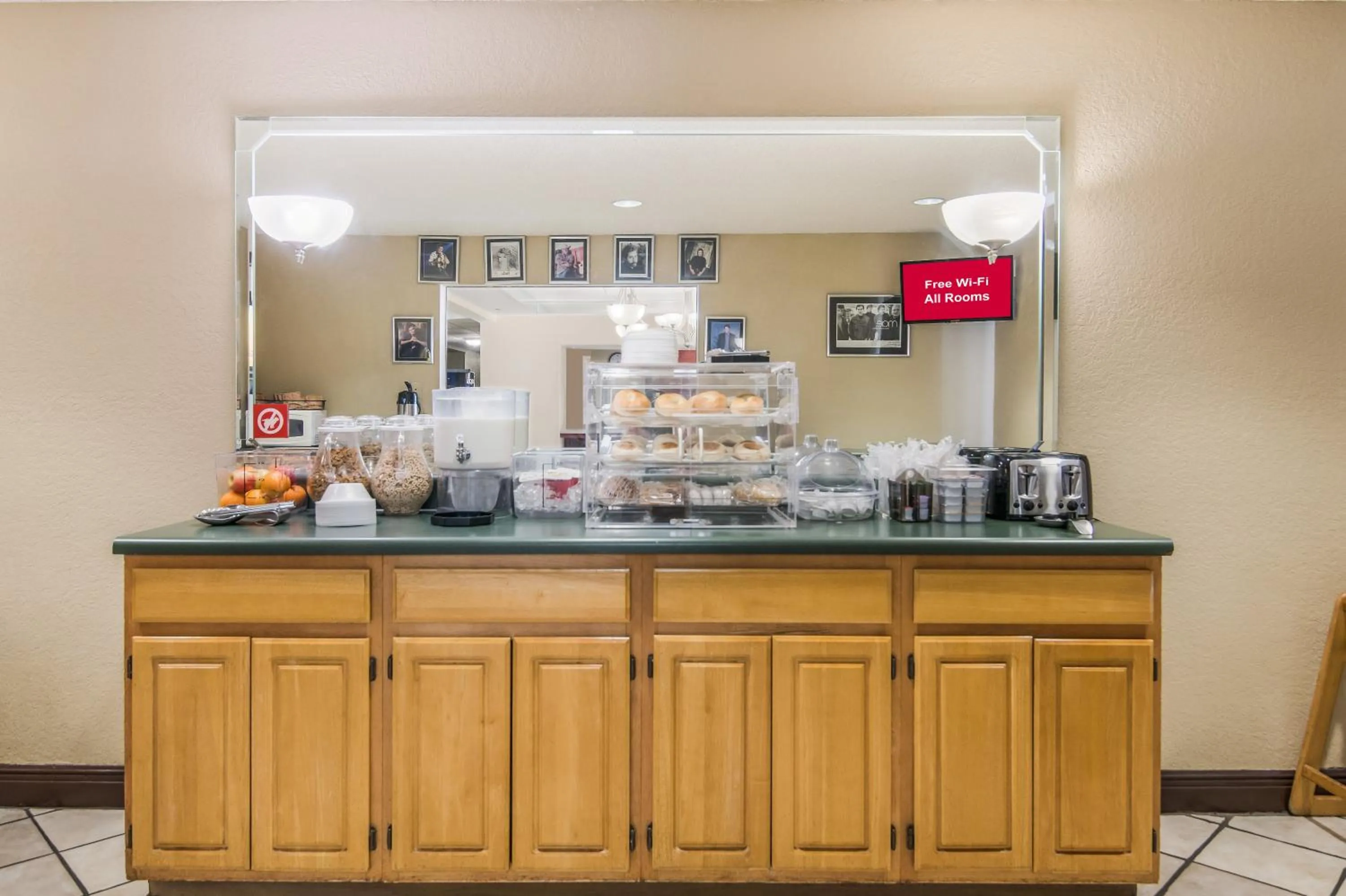 Breakfast in Red Roof Inn & Suites Pensacola East - Milton