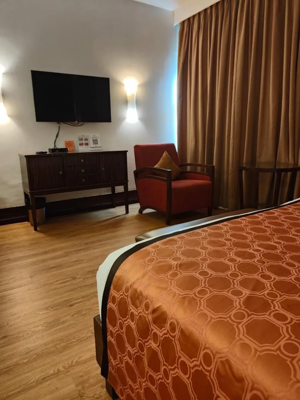 TV and multimedia, Bed in Pride Hotel, Chennai
