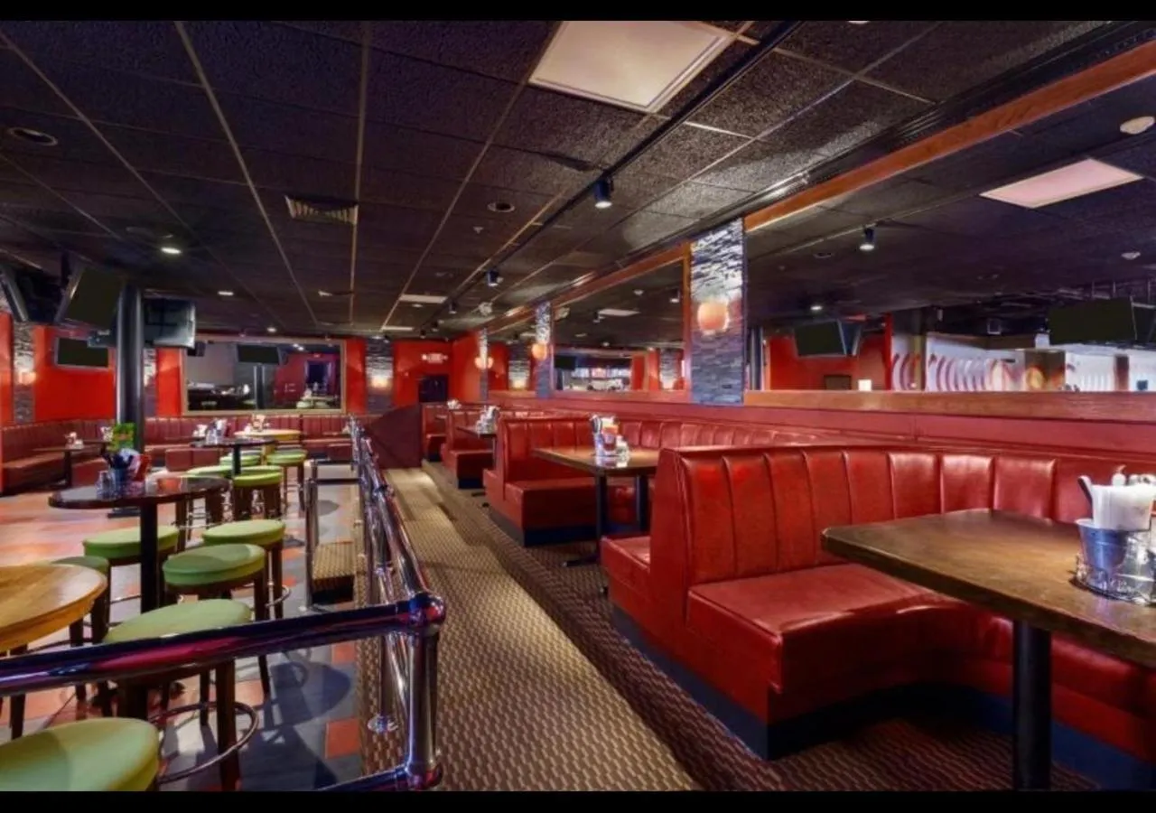 Lounge or bar in Ramada by Wyndham Rochelle Park Near Paramus