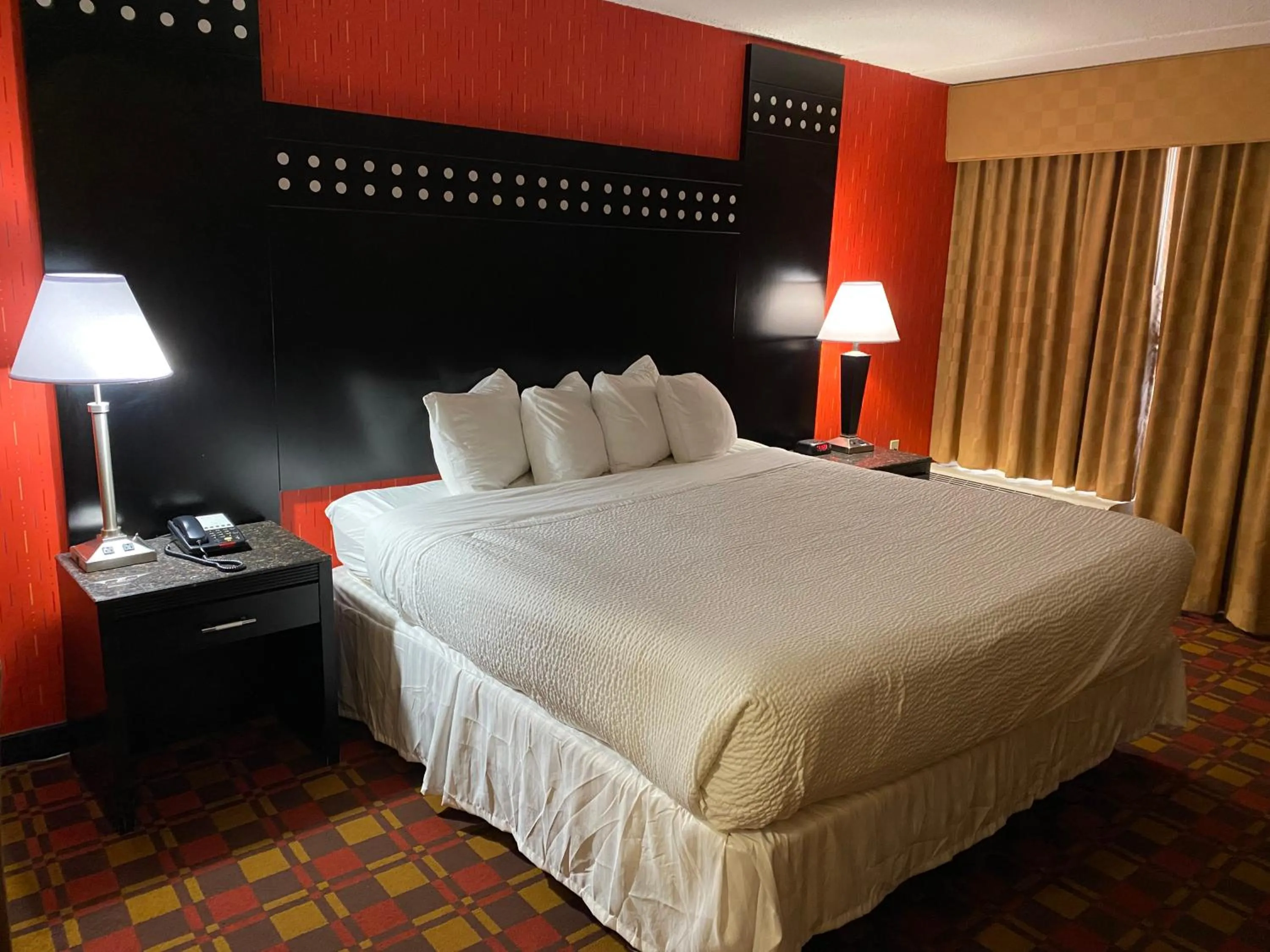 Bed in Ramada by Wyndham Rochelle Park Near Paramus