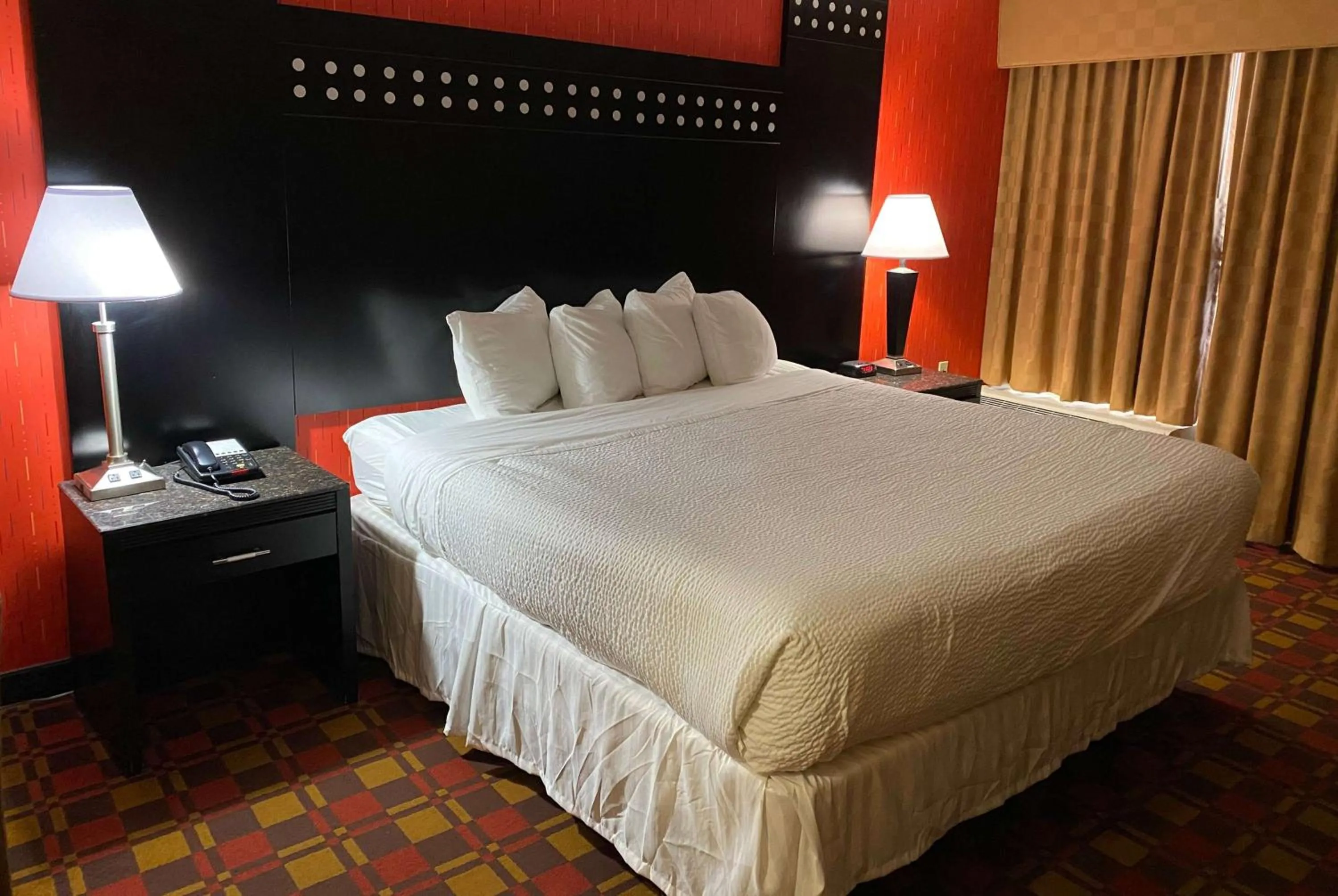 Photo of the whole room, Bed in Ramada by Wyndham Rochelle Park Near Paramus