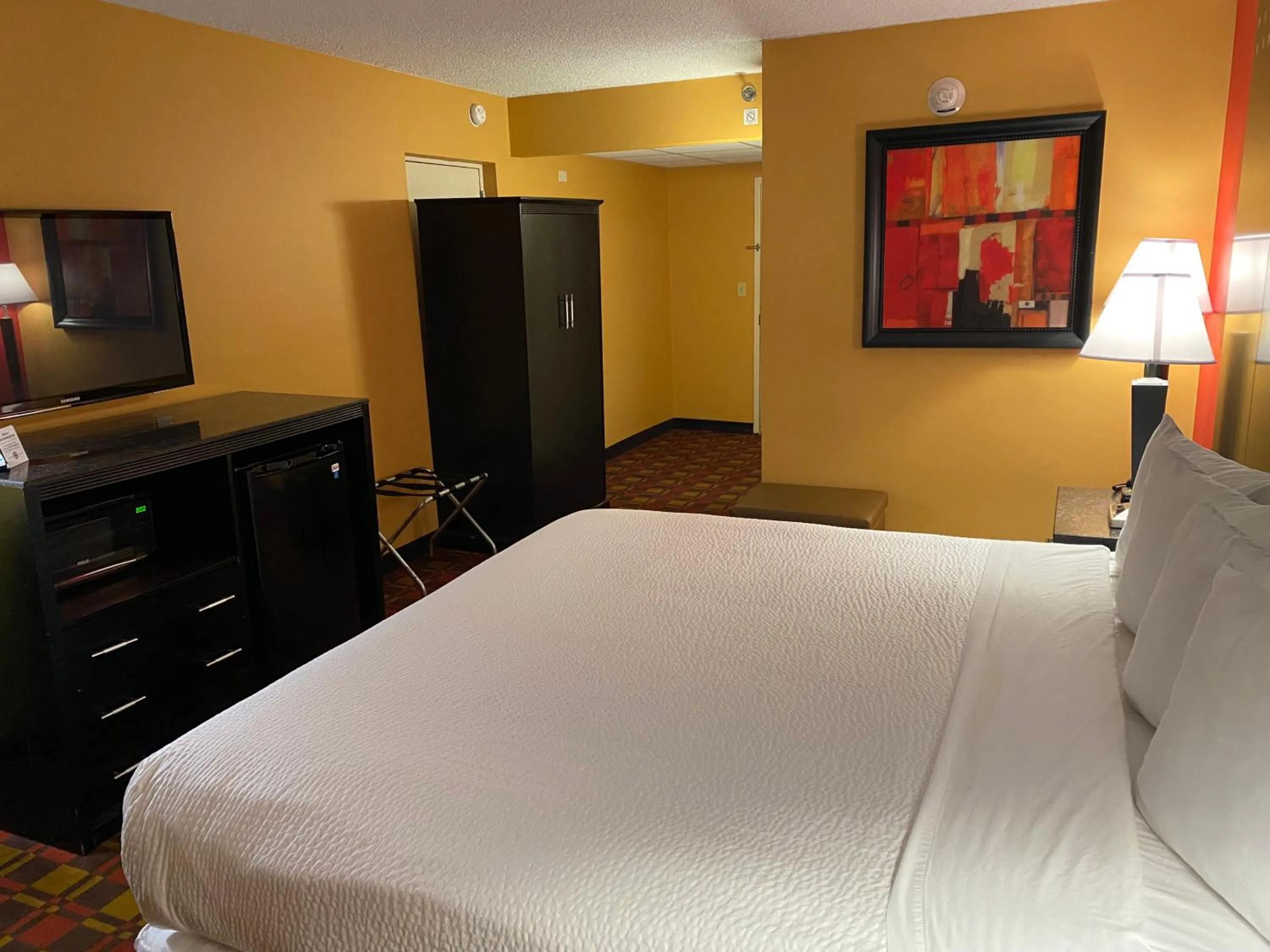 Photo of the whole room, Bed in Ramada by Wyndham Rochelle Park Near Paramus
