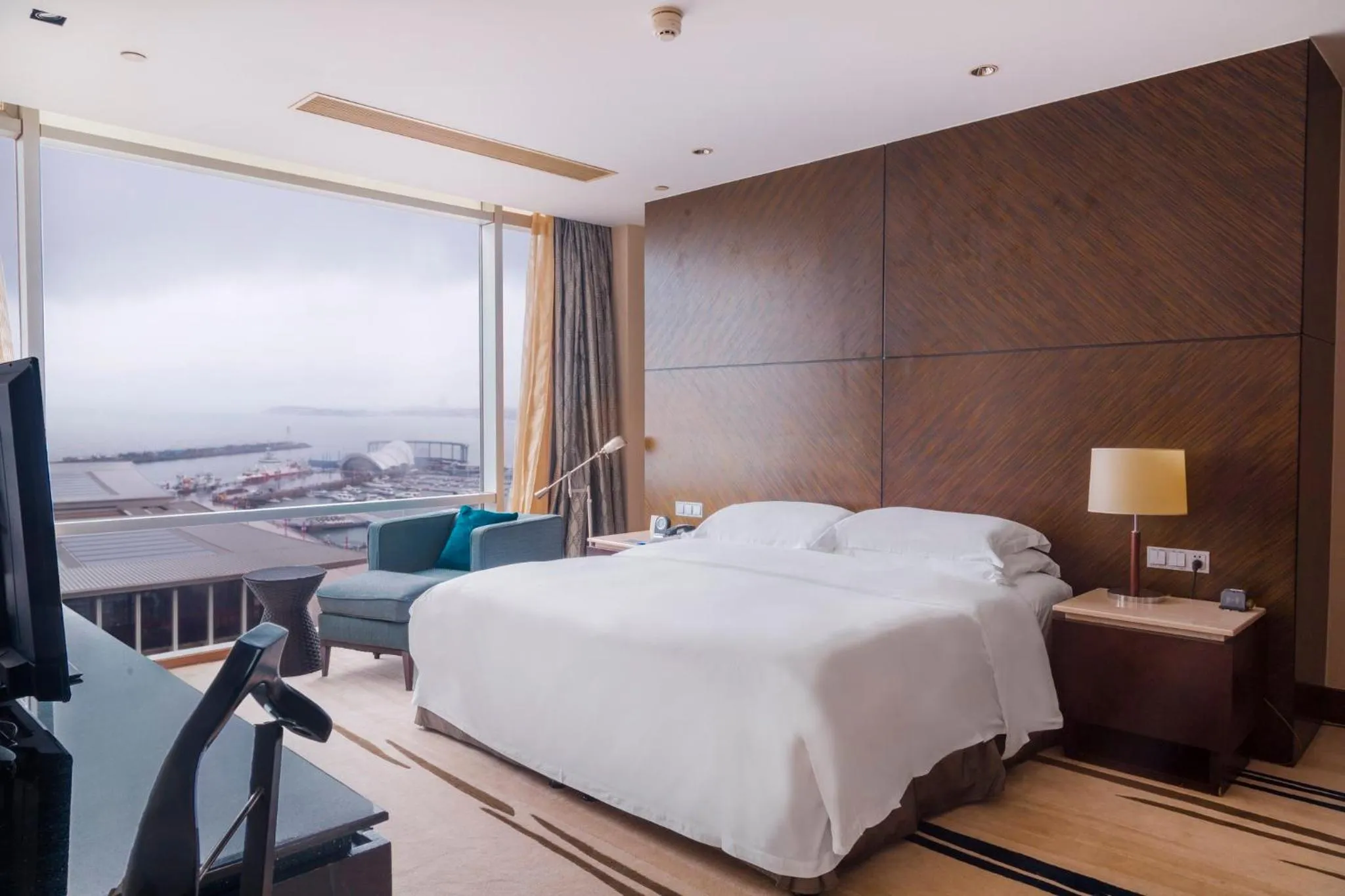 Photo of the whole room, Bed in InterContinental Qingdao by IHG l Inside the Olympic Sailing Center l May Fourth Square