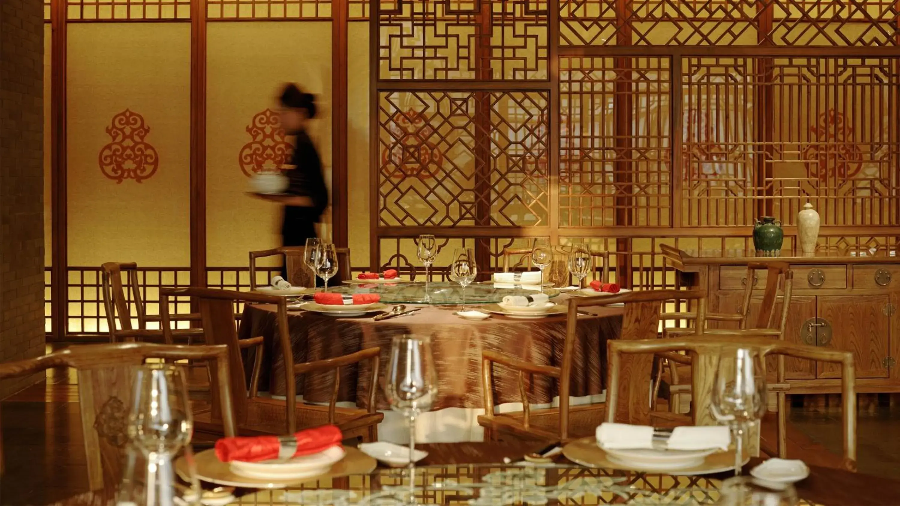 Restaurant/places to eat in InterContinental Qingdao by IHG l Inside the Olympic Sailing Center l May Fourth Square Restaurant/places to eat in InterContinental Qingdao by IHG l Inside the Olympic Sailing Center l May Fourth Square