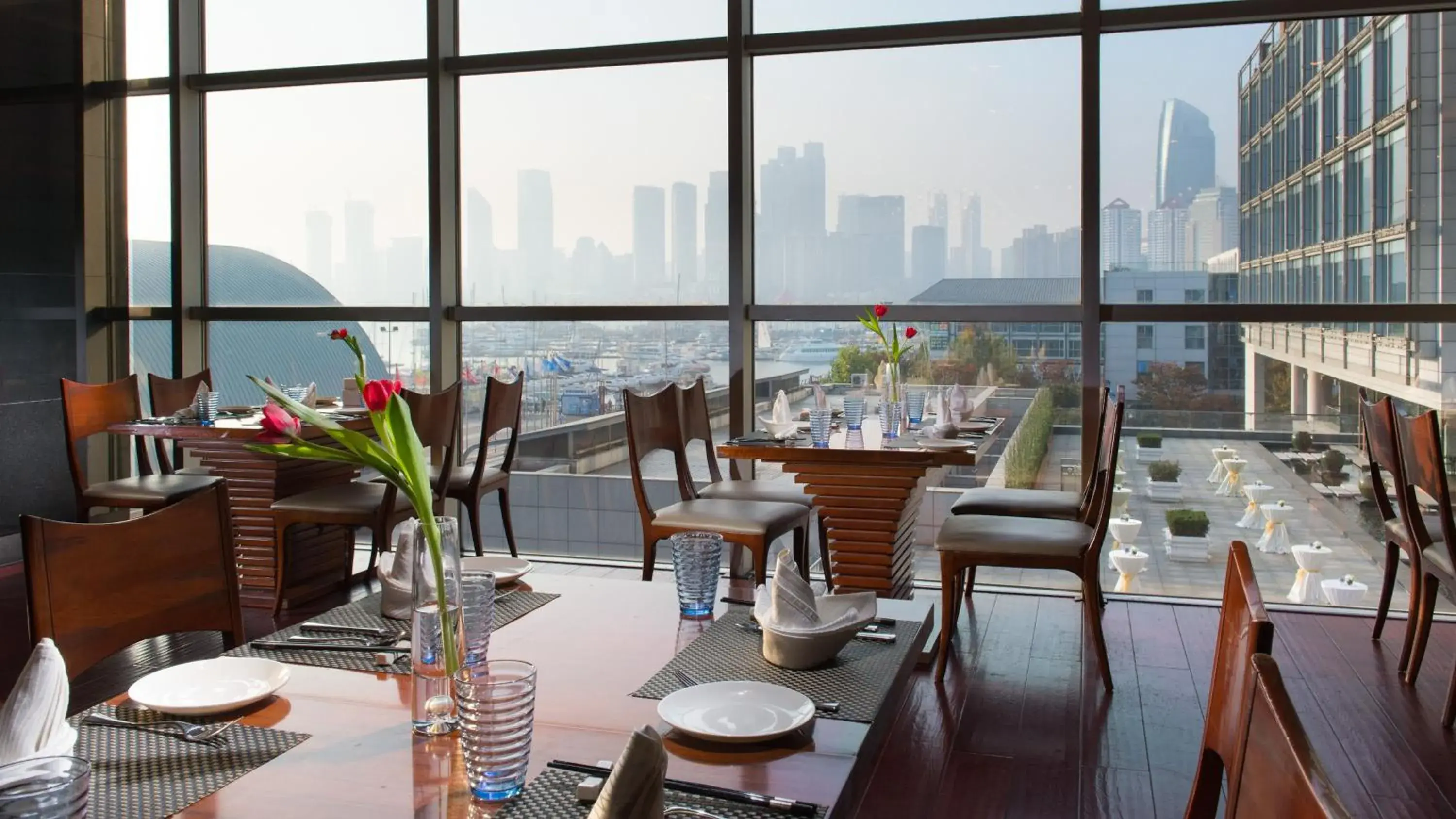 Restaurant/places to eat in InterContinental Qingdao by IHG l Inside the Olympic Sailing Center l May Fourth Square Restaurant/places to eat in InterContinental Qingdao by IHG l Inside the Olympic Sailing Center l May Fourth Square